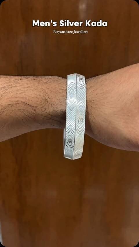 Not just an accessory. A statement of energy, strength & style. ✨
Silver has long been associated with the Moon (Chandra) — symbolising calmness, balance and positive energy.
A refined Silver Kada, crafted for the man who believes luxury should have meaning.
Wear your style. Carry your energy. ♾️
📍NAYAN SHREE JEWELLERS
Opp. SBI Bank, Near Pantaloons, Mandakini Square Kolar main Road Bhopal
#MensSilver #SilverKada #925Silver #SilverJewellery #Astrology Chandra MensLuxury MensAccessories NayanShreeJewellers Bhopal
