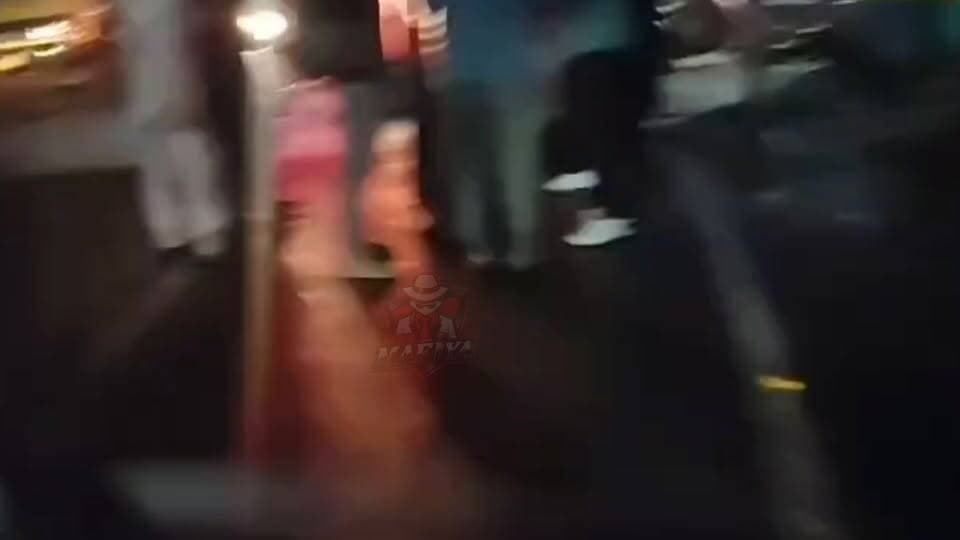 🚨#Breaking पौड़ी बस अड्डे पर मारपीट का वीडियो वायरल
पौड़ी। शहर के पुराने बस अड्डे क्षेत्र से युवाओं के बीच मारपीट का वीडियो सोशल मीडिया पर वायरल हो रहा है। मंगलवार देर शाम सामने आए वीडियो में कुछ युवक आपस में मारपीट करते दिखाई दे रहे हैं।
सार्वजनिक स्थान पर हुई इस घटना के बाद बस अड्डे क्षेत्र में पुलिस की गश्त और निगरानी व्यवस्था को लेकर सवाल उठने लगे हैं। बताया जा रहा है कि इससे एक दिन पहले सोमवार को भी नए बस अड्डे के पास युवाओं के उत्पात का वीडियो सोशल मीडिया पर वायरल हुआ था।
लगातार दो दिनों में सामने आए इन वीडियो को लेकर स्थानीय लोगों में चिंता है। लोगों का कहना है कि बस अड्डे जैसे व्यस्त स्थानों पर पुलिस की नियमित निगरानी और गश्त और अधिक प्रभावी होनी चाहिए।
हालांकि, वायरल वीडियो की पूरी घटना और मारपीट के कारणों की आधिकारिक पुष्टि अभी नहीं हुई है।
साभार : सोशल मीडिया
