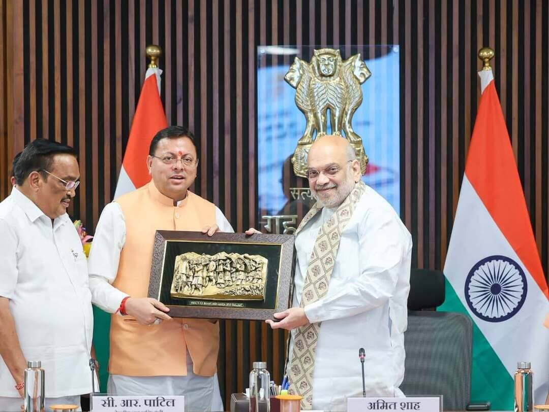 🚨उत्तराखंड के लिए बड़ा दिन! 80 साल पुरानी किशाऊ परियोजना पर ऐतिहासिक MoU
नई दिल्ली: करीब आठ दशकों से लंबित किशाऊ बहुउद्देशीय बांध परियोजना को अब निर्णायक गति मिली है। केंद्रीय गृह एवं सहकारिता मंत्री अमित शाह की अध्यक्षता में नई दिल्ली के कर्तव्य भवन में हुई बैठक के दौरान हिमाचल प्रदेश, उत्तराखंड, उत्तर प्रदेश, हरियाणा, राजस्थान और दिल्ली के बीच परियोजना के क्रियान्वयन को लेकर समझौता ज्ञापन (MoU) पर हस्ताक्षर किए गए।
मुख्यमंत्री पुष्कर सिंह धामी ने इसे किशाऊ परियोजना को धरातल पर उतारने की दिशा में ऐतिहासिक कदम बताया। उन्होंने कहा कि परियोजना की परिकल्पना वर्ष 1940 में की गई थी, लेकिन विभिन्न कारणों से यह लंबे समय तक आगे नहीं बढ़ सकी।
422 मेगावाट बिजली और 1562 MCM का जलाशय
किशाऊ परियोजना को जल सुरक्षा, सिंचाई, पेयजल, ऊर्जा उत्पादन और यमुना के पुनर्जीवीकरण से जुड़ी महत्वपूर्ण बहुउद्देशीय परियोजना बताया गया है। इसके तहत करीब 1562 MCM क्षमता का जलाशय और 422 मेगावाट विद्युत उत्पादन क्षमता विकसित की जाएगी।
परियोजना से उत्तराखंड और हिमाचल प्रदेश के साथ उत्तर प्रदेश, हरियाणा, दिल्ली और राजस्थान को भी लाभ मिलने की उम्मीद है।
प्रभावित परिवारों का पुनर्वास प्राथमिकता
मुख्यमंत्री धामी ने कहा कि परियोजना से प्रभावित परिवारों का उचित और सम्मानजनक पुनर्वास राज्य सरकार की सर्वोच्च प्राथमिकता रहेगा। उन्होंने कहा कि विकास के साथ प्रभावित परिवारों के हितों का संरक्षण भी सुनिश्चित किया जाएगा।
2500 हेक्टेयर वन भूमि की जरूरत
परियोजना के लिए करीब 2500 हेक्टेयर वन भूमि के हस्तांतरण की आवश्यकता होगी। इसके चलते क्षतिपूरक वनीकरण के लिए बड़ी मात्रा में भूमि उपलब्ध कराना उत्तराखंड के सामने एक बड़ी चुनौती होगी।
मुख्यमंत्री ने केंद्र सरकार और सहभागी राज्यों से क्षतिपूरक वनीकरण के लिए आवश्यक भूमि चिन्हित करने में उत्तराखंड को सहयोग देने का अनुरोध किया। उन्होंने कहा कि राज्य पर्यावरण संरक्षण और विकास के बीच संतुलन बनाए रखते हुए सभी पर्यावरणीय एवं वन संबंधी नियमों का पालन करेगा।
मुख्यमंत्री ने विश्वास जताया कि केंद्र और सभी सहभागी राज्यों के समन्वित प्रयासों से किशाऊ परियोजना का समयबद्ध क्रियान्वयन सुनिश्चित किया जाएगा। उन्होंने कहा कि परियोजना के पूरा होने से अपर यमुना बेसिन में जल उपलब्धता, सिंचाई, पेयजल और ऊर्जा क्षेत्र को दीर्घकालिक लाभ मिलने की उम्मीद है।
#KishauProject #Uttarakhand #UttarakhandNews #PushkarSinghDhami #KishauDam #newsmafiya