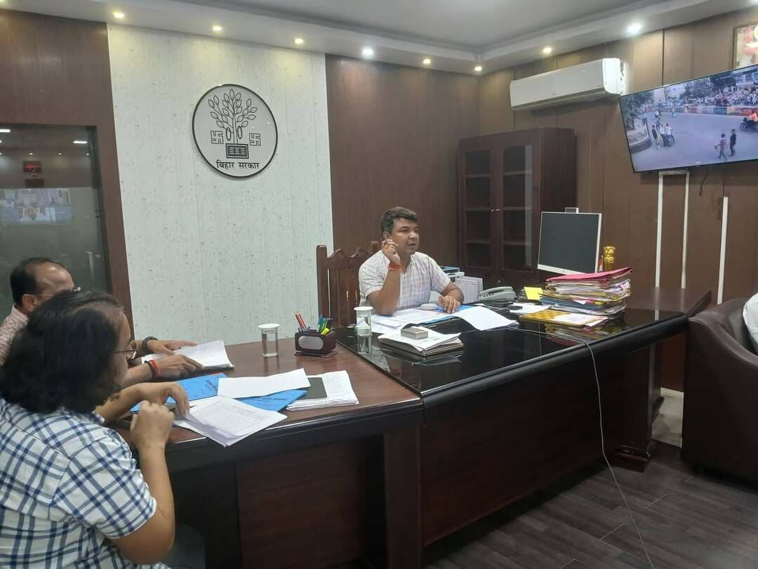 आज दिनांक 15.09.2026 को जिलाधिकारी, रोहतास श्री दीपक कुमार मिश्रा की अध्यक्षता में नीलामपत्र वादों से संबंधित समीक्षा बैठक आयोजित की गई। बैठक में लंबित नीलामपत्र वादों, मांग एवं वसूली की प्रगति, ऑनलाइन अभिलेखों के अद्यतन तथा रजिस्टर-9 एवं रजिस्टर-10 के संधारण की समीक्षा की गई।
जिलाधिकारी द्वारा सभी संबंधित पदाधिकारियों को PDR Act एवं निर्धारित नियमों के अनुरूप लंबित मामलों का समयबद्ध एवं नियमानुसार निष्पादन करने का निर्देश दिया गया। पुराने एवं लंबे समय से लंबित मामलों को प्राथमिकता के आधार पर चिह्नित कर प्रत्येक मामले की वर्तमान स्थिति की समीक्षा करने को कहा गया।
उन्होंने निर्देश दिया कि नीलामपत्र वादों से संबंधित सभी आवश्यक दस्तावेज, नोटिस, आदेश, मांग एवं वसूली से संबंधित विवरण ऑनलाइन पोर्टल पर अनिवार्य रूप से अद्यतन किए जाएं तथा ऑनलाइन एवं भौतिक अभिलेखों में पूर्ण एकरूपता सुनिश्चित की जाए।
जिलाधिकारी ने रजिस्टर-9 एवं रजिस्टर-10 को अद्यतन रखने तथा मांग, वसूली एवं लंबित राशि का नियमित मिलान करने का निर्देश दिया। साथ ही लोक मांग की वसूली में तेजी लाते हुए लंबित मामलों की संख्या में कमी लाने पर विशेष जोर दिया।
बैठक में अपर समाहर्ता, रोहतास श्री ललित भूषण रंजन सहित नीलामपत्र वाद के प्रभारी पदाधिकारी एवं अन्य संबंधित अधिकारी उपस्थित रहे।
#IPRD
#BiharGovernment
Information & Public Relations Department, Government of Bihar
