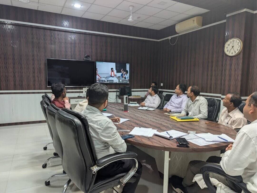 🪔 ‘आशीर्वाद का दीया’ के लिए तैयारियां तेज
उप मुख्यमंत्री श्री विजय शर्मा ने वीडियो कॉन्फ्रेंसिंग के माध्यम से सभी जिला पंचायतों के मुख्य कार्यपालन अधिकारियों एवं जनपद पंचायतों के मुख्य कार्यपालन अधिकारियों की समीक्षा बैठक ली।
बैठक में उन्होंने ‘सेवा संकल्प अभियान’ के तहत 17 सितंबर को आयोजित होने वाले ‘आशीर्वाद का दीया’ कार्यक्रम की जिले एवं विकासखंड स्तर पर की जा रही तैयारियों की जानकारी ली।
उन्होंने कार्यक्रम को सुव्यवस्थित, व्यापक जनभागीदारी के साथ एवं सफलतापूर्वक संपन्न कराने के लिए अधिकारियों को आवश्यक दिशा-निर्देश दिए।
आइए, 17 सितंबर को शाम 7 बजे अपने घर-आंगन में दीप जलाकर ‘सेवा संकल्प अभियान’ से जुड़ें।
#SevaSankalpAbhiyan #सेवा_संकल्प_अभियान