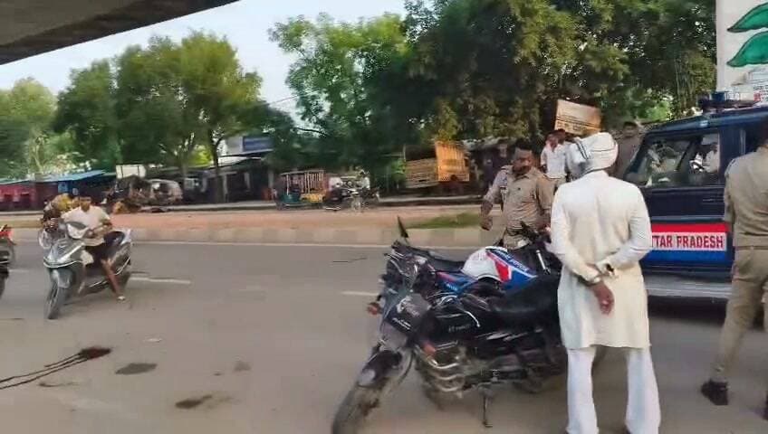 🚨 ब्रेकिंग प्रयागराज
हंडिया में सपा नेता की गोली मारकर हत्या!
हंडिया थाना क्षेत्र में पीलर नंबर 52 के पास बाइक सवार तीन बदमाशों ने बातचीत के दौरान सपा नेता पवन यादव पर कथित तौर पर फायरिंग कर दी। गोली पीठ में लगने से वह गंभीर रूप से घायल हो गए। अस्पताल ले जाते समय उनकी मौत हो गई।
वारदात के बाद तीनों हमलावर बाइक से फरार हो गए। सूचना पर पहुंची पुलिस ने जांच शुरू कर दी है और सीसीटीवी फुटेज के जरिए आरोपियों की पहचान व तलाश की जा रही है। हत्या की वजह फिलहाल स्पष्ट नहीं है।