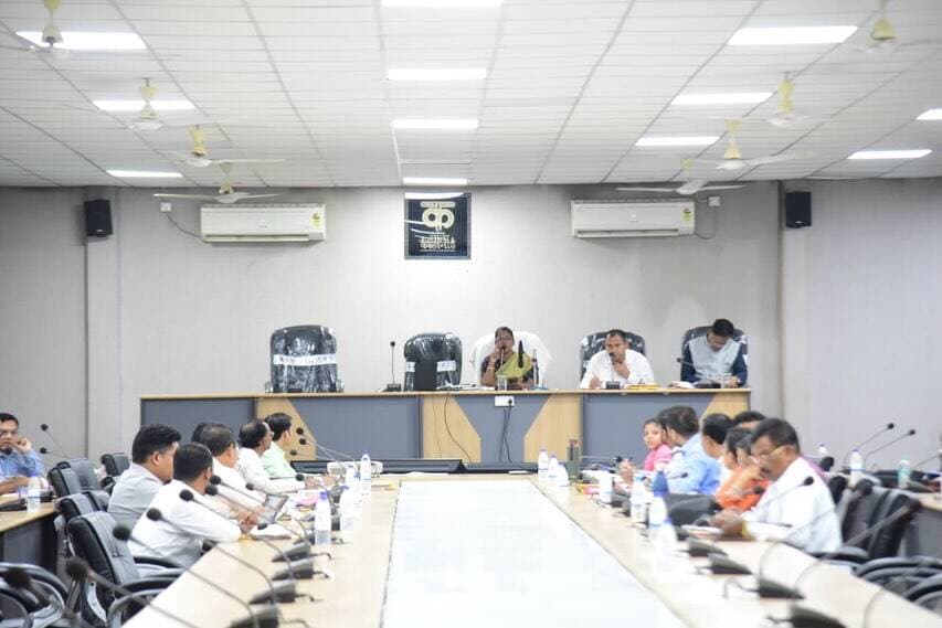 🪔 सेवा संकल्प अभियान की तैयारियों की कलेक्टर ने की समीक्षा
कलेक्टर श्रीमती नूपुर राशि पन्ना ने समय-सीमा की बैठक में सेवा संकल्प अभियान की तैयारियों की विस्तृत समीक्षा की।
उन्होंने अभियान के तहत आयोजित होने वाली विभिन्न गतिविधियों के लिए चिन्हांकित स्थानों एवं तिथियों की जानकारी संबंधित विभागों को उपलब्ध कराने के निर्देश दिए। साथ ही 17 सितंबर को आयोजित होने वाले ‘आशीर्वाद का दीया’ कार्यक्रम की सभी आवश्यक तैयारियां समय पर सुनिश्चित करने को कहा।
बैठक में कलेक्टर ने बस्तर ओलंपिक के पंजीयन, आईगॉट कर्मयोगी में अधिकारियों-कर्मचारियों की ऑनबोर्डिंग, मत्स्य पालकों को योजनाओं का लाभ, एग्रीस्टैक पंजीयन, प्रधानमंत्री किसान सम्मान निधि, प्रधानमंत्री आवास योजना, प्रधानमंत्री सूर्य घर योजना एवं श्रम पंजीयन सहित विभिन्न शासकीय योजनाओं की प्रगति की भी समीक्षा की।
#SevaSankalpAbhiyan #सेवा_संकल्प_अभियान