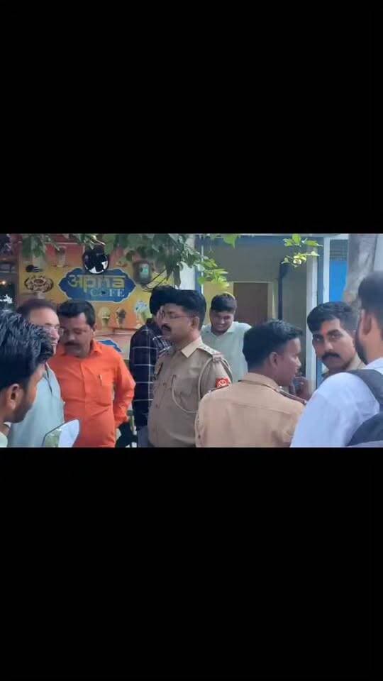 प्रयागराज में दिनदहाड़े सपा नेता की गोली मारकर हत्या, तीन बाइक सवार हमलावरों से मचा हड़कंप
बातचीत के बीच अचानक बरसीं गोलियां, पीठ में गोली लगने से पवन यादव की मौत; वारदात के बाद फरार हुए हमलावर
यूपी हेड मनोज कुमार बिन्द
हंडिया, प्रयागराज। हंडिया थाना क्षेत्र में मंगलवार को दिनदहाड़े हुई सनसनीखेज वारदात से इलाके में हड़कंप मच गया। बाइक सवार तीन बदमाशों ने बातचीत के दौरान सपा नेता पवन यादव पर कथित तौर पर ताबड़तोड़ फायरिंग कर दी। गोली लगने से पवन यादव गंभीर रूप से घायल हो गए।
बताया जा रहा है कि हमलावरों ने उनकी पीठ में गोली मारी और वारदात को अंजाम देने के बाद बाइक से मौके से फरार हो गए। घायल पवन यादव को तत्काल अस्पताल ले जाया गया, लेकिन उनकी जान नहीं बच सकी।
घटना पीलर नंबर 52 के पास होने की बात सामने आ रही है। सूचना मिलते ही पुलिस अधिकारी और फोर्स मौके पर पहुंची। घटनास्थल की जांच के साथ पुलिस ने आसपास लगे सीसीटीवी कैमरों की फुटेज खंगालनी शुरू कर दी है।
तीन हमलावरों की तलाश तेज
पुलिस बाइक सवार तीनों संदिग्ध हमलावरों की पहचान करने में जुटी है। हत्या की वजह अभी स्पष्ट नहीं है। पुलिस पुरानी रंजिश, आपसी विवाद समेत अन्य पहलुओं को ध्यान में रखकर जांच कर रही है।
दिनदहाड़े सपा नेता की हत्या से क्षेत्र में तनाव और दहशत का माहौल है। पुलिस का दावा है कि जल्द ही वारदात का खुलासा कर आरोपियों को गिरफ्तार करने का प्रयास किया जा रहा है।