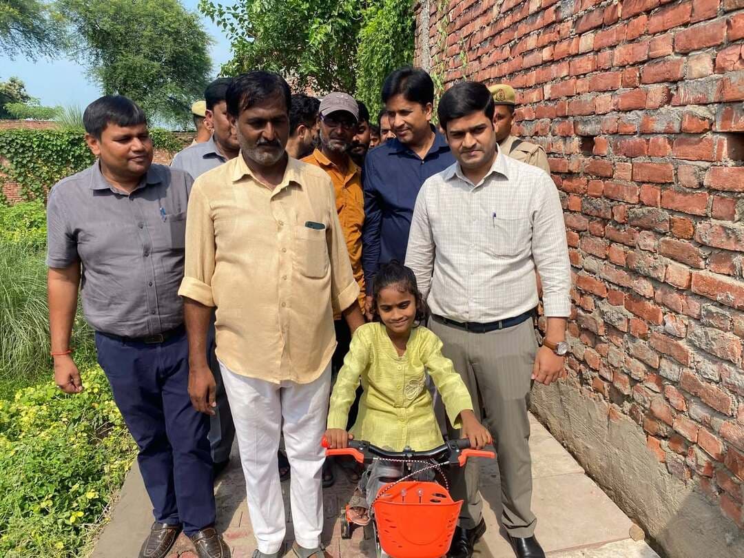 कक्षा-1 की छात्रा समारा नाज की शिकायत पर पूर्ण हुआ रास्ते का निर्माण
जिलाधिकारी ने भटकुला पट्टी पहुंचकर सड़क की गुणवत्ता का किया स्थलीय निरीक्षण
समस्याओं के त्वरित निस्तारण के साथ जनसुविधाओं का ध्यान रखना जिला प्रशासन की प्राथमिकता : जिलाधिकारी
नगर पालिका परिषद मऊ के अंतर्गत भटकुला पट्टी स्थित वार्ड नंबर-17 में रास्ता निर्माण को लेकर कक्षा-1 की छात्रा समारा नाज द्वारा जनसुनवाई के दौरान जिलाधिकारी महोदय के समक्ष शिकायत की गई थी। जिला प्रशासन द्वारा शिकायत का तत्काल संज्ञान लेते हुए संबंधित अधिकारियों को आवश्यक कार्रवाई के निर्देश दिए गए, जिसके क्रम में रास्ता निर्माण का कार्य पूर्ण करा लिया गया।
आज जिलाधिकारी श्री आनंद वर्द्धन द्वारा मौके पर पहुंचकर नवनिर्मित रास्ते का स्थलीय निरीक्षण किया गया तथा निर्माण कार्य की गुणवत्ता की जांच की गई। उन्होंने संबंधित अधिकारियों से निर्माण कार्य की गुणवत्ता एवं अन्य आवश्यक बिंदुओं के संबंध में जानकारी प्राप्त की तथा आवश्यक निर्देश दिए। निरीक्षण के दौरान जिलाधिकारी ने आसपास की गलियों का भी सर्वे कराकर आवश्यकतानुसार कार्रवाई करने के निर्देश अधिशासी अधिकारी नगरपालिका को दिए। उन्होंने स्थानीय लोगों से संवाद कर क्षेत्र की अन्य समस्याओं एवं मूलभूत सुविधाओं के संबंध में जानकारी ली तथा प्राप्त समस्याओं के नियमानुसार एवं समयबद्ध ढंग से समाधान के निर्देश संबंधित अधिकारियों को दिए। निरीक्षण के उपरांत जिलाधिकारी ने छात्रा समारा नाज से मुलाकात की तथा उसे साइकिल एवं चॉकलेट उपहार स्वरूप भेंट की। रास्ते का निर्माण पूर्ण होने और उपहार पाकर समारा नाज काफी प्रसन्न हुई। बच्ची एवं उसके परिजनों द्वारा जिला प्रशासन की त्वरित कार्रवाई के लिए जिलाधिकारी के प्रति आभार व्यक्त किया गया। इस दौरान आसपास के स्थानीय लोगों ने भी क्षेत्र में कराए गए कार्यों तथा जिलाधिकारी द्वारा मौके पर पहुंचकर समस्याओं का जायजा लेने और उनके समाधान के लिए दिए गए निर्देशों की सराहना की।
निरीक्षण के दौरान अधिशासी अधिकारी, नगर पालिका परिषद मऊ सहित अन्य संबंधित अधिकारी एवं कर्मचारी उपस्थित रहे।