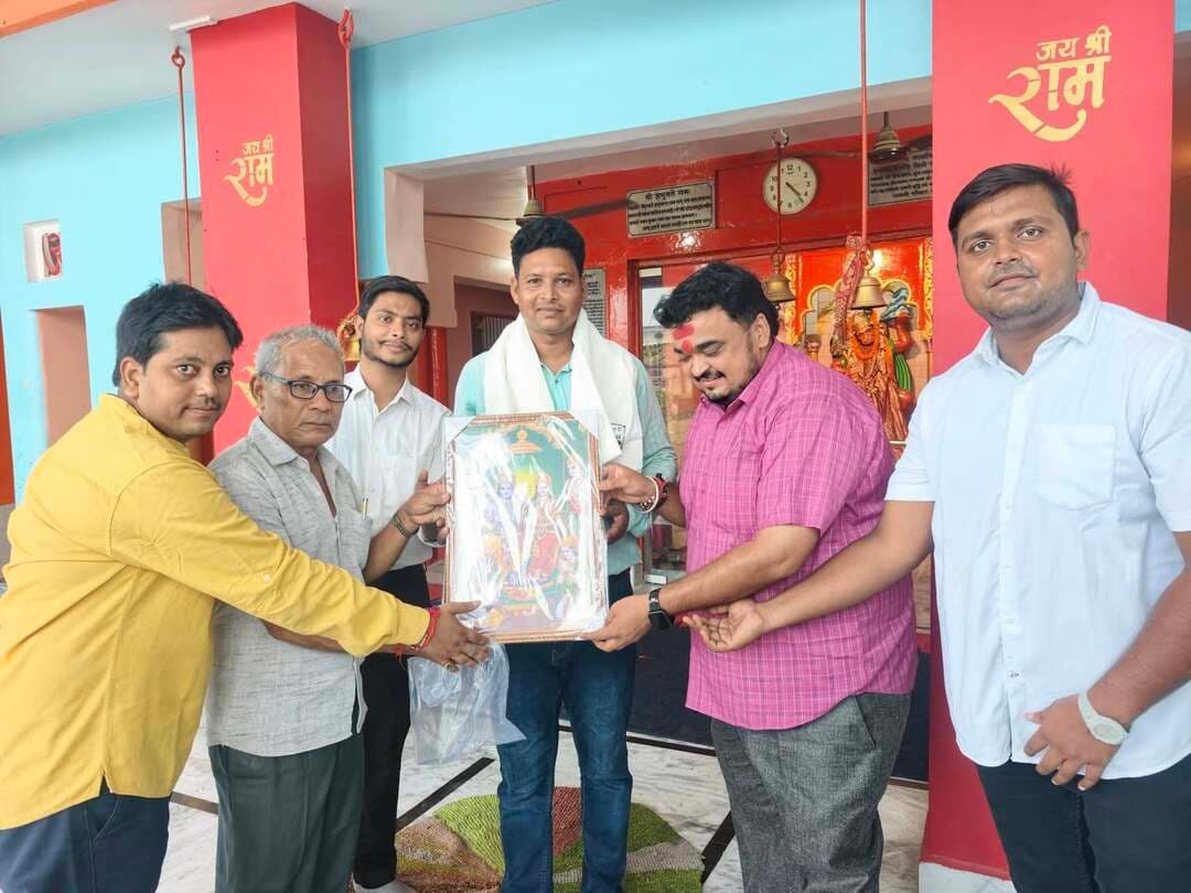 पत्रकारिता क्षेत्र में समाज के हित में बेहतर कार्य करने व धार्मिक स्थल से जुड़ी खबरों को प्रमुखता से दिखाने के लिए आज पंडित शशांक त्रिपाठी चंकी बाबा व व्यापार मंडल के अध्यक्ष जगदीश गुप्ता जी द्वारा अंग वस्त्र व फोटो देखकर सम्मानित किया गया.....