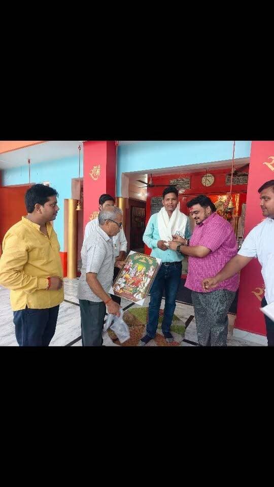 पत्रकारिता क्षेत्र में समाज के हित में बेहतर कार्य करने व धार्मिक स्थल से जुड़ी खबरों को प्रमुखता से दिखाने के लिए आज पंडित शशांक त्रिपाठी चंकी बाबा व व्यापार मंडल के अध्यक्ष जगदीश गुप्ता जी द्वारा अंग वस्त्र व फोटो देखकर सम्मानित किया गया.....