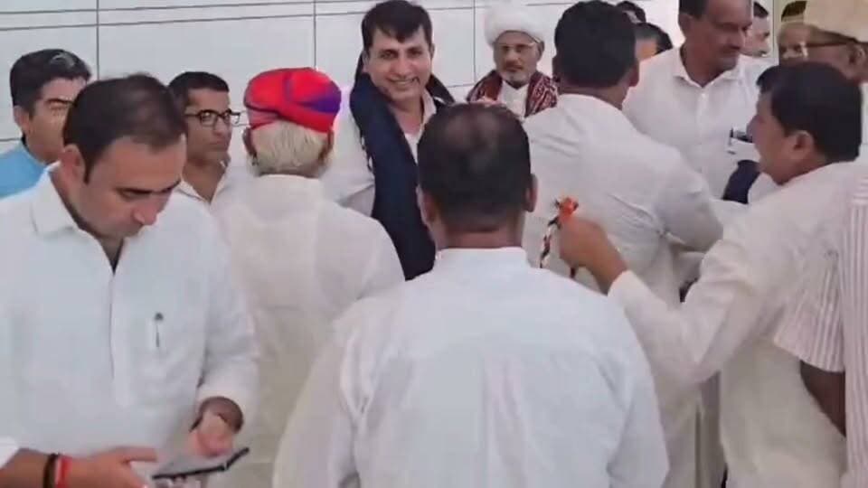 शायद वीडियो पुरानी हैं, कब की हैं किसी को पत्ता हो तो कमेंट करके जानकारी दें...
