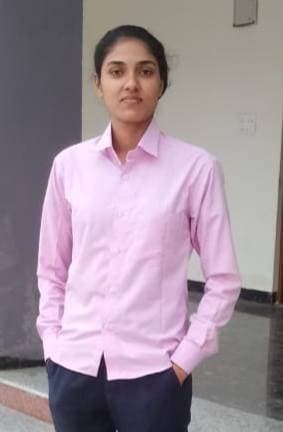 गुमशुदा लड़की की तलाश, थाना पनवार पुलिस ने लोगो से मिलने पर सूचना देने की अपील
पनवार, रीवा। रीवा जिले के पनवार थाना अंतर्गत ग्राम लोनी 521 की लड़की अचानक गायब होने से परिजन परेशान और चिंता में है।
जिसकी सूचना परिजन करुण प्रताप सिंह पिता प्रदीप कुमार सिंह निवासी लोनी 521 थाना पनवार जिला रीवा ने थाने में उपस्थति होकर गुमशुदगी की रिपोर्ट दर्ज कराई है।
परिजन ने बताया कि दिनांक 14/09/2026 को मैं डभौरा ड्यूटी करने चला गया था शाम को जब घर आया तो पता चला कि अंजली सिंह उम्र 27 वर्ष घर में नहीं है जिसकी मेरे द्वारा पता तलाश आसपास के गांव, नात रिस्तेदारो एवं रेलवे स्टेशन डभौरा में किया गया, किन्तु उसका कहीं कोई पता नहीं चला।
लड़की की हुलिया – रंगा गोरा, लम्बाई 5.2 फिट, बदन में नीले रंग का टीशर्ट एवं काले रंग की लोवर पहने हुई है।
जिसके लिए पनवार थानां प्रभारी कन्हैया सिंह बघेल ने लोगो से अपील किये है कि उक्त लड़की कहीं दिखे या मिले तो पनवार थाना पुलिस को सूचित करें।
#Rewa #RewaNews #PanwarThana #Loni521 #RewaBreakingNews #DabhoraNews
#RewaPolice #MissingGirlAlert #HelpFindHer #MPPolice #PoliceAppeal