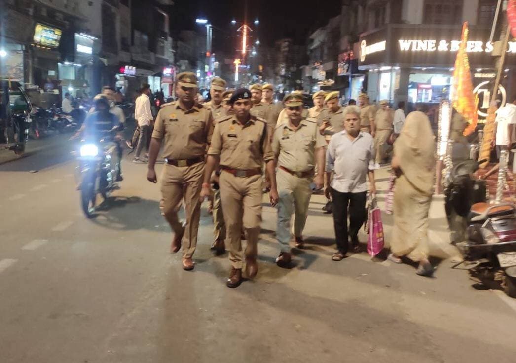🚔 शामली पुलिस का पैदल गश्त
शामली में क्षेत्राधिकारी नगर जितेन्द्र सिंह द्वारा पुलिस बल के साथ मुख्य मार्गों एवं प्रमुख चौराहों पर पैदल गश्त की गई।
इस दौरान आमजन से संवाद कर सुरक्षा व्यवस्था का जायजा लिया गया तथा संदिग्ध व्यक्तियों एवं वाहनों पर निगरानी रखी गई। पुलिस टीम ने आमजन में सुरक्षा की भावना जागृत करने के साथ ही कानून एवं शांति व्यवस्था बनाए रखने हेतु आवश्यक दिशा-निर्देश भी दिए।
#ShamliPolice #PolicePatrolling #LawAndOrder #SafeShamli #UPPolice