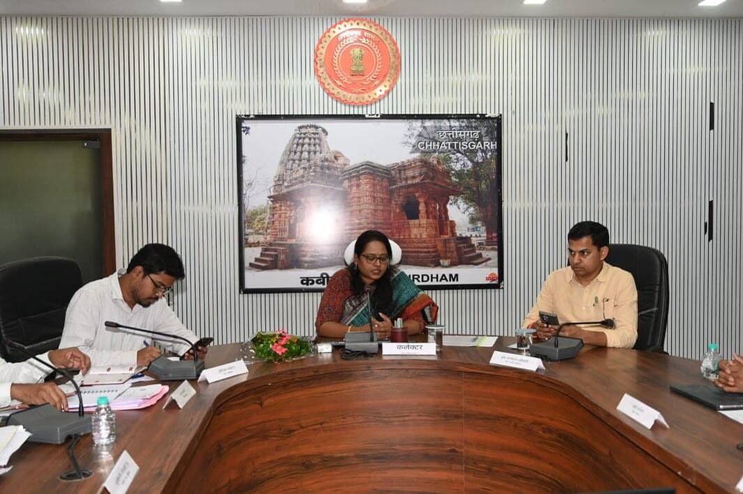 कलेक्टर श्रीमती तुलिका प्रजापति ने सेवा संकल्प अभियान को भव्य एवं गरिमामय बनाने के लिए अधिकारियों को बेहतर समन्वय और अधिकतम जनभागीदारी सुनिश्चित करने के निर्देश दिए।
17 सितंबर को ‘आशीर्वाद का दीया’ कार्यक्रम के तहत जिले के प्रमुख धार्मिक स्थलों, शासकीय कार्यालयों, ग्राम पंचायतों, स्कूलों एवं सार्वजनिक स्थलों पर दीप प्रज्ज्वलन किया जाएगा।
#SevaSankalpAbhiyan
#सेवा_संकल्प_अभियान
