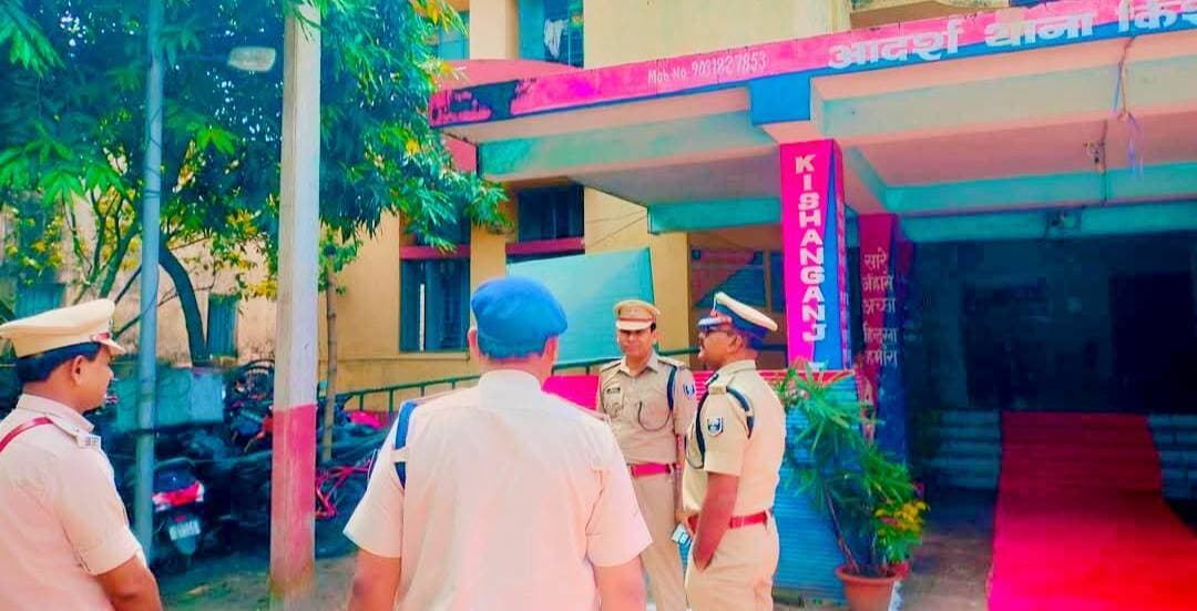 किशनगंज जिला अन्तर्गत आज दिनांक- 15.09.2026 को पुर्णिया पुलिस महानिरीक्षक द्वारा किशनगंज थाना का निरीक्षण किया गया।
निरीक्षण के दौरान पुलिस अधीक्षक, किशनगंज संतोष कुमार की उपस्थिति में थाना की कार्यप्रणाली, अभिलेखों के संधारण, लंबित कांडों के अनुसंधान, अपराध नियंत्रण एवं विधि-व्यवस्था से संबंधित कार्यों की विस्तृत समीक्षा की गई।
पुलिस महानिरीक्षक द्वारा थाना परिसर एवं विभिन्न शाखाओं का निरीक्षण करते हुए पुलिसिंग व्यवस्था को और अधिक सुदृढ़ एवं प्रभावी बनाने तथा आमजन की शिकायतों के त्वरित निष्पादन हेतु आवश्यक दिशा-निर्देश दिए गए। #viralreels #viralreelschallenge #viralchallenge #videogames #vacaciones #viralpost #2026Goals #newyork