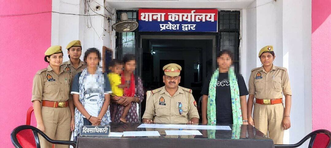 बस्ती समाचार
यशवंत हत्याकांड का पर्दाफाश
वाल्टरगंज पुलिस और एसओजी ने तीन महिला आरोपियों को किया गिरफ्तार, अब तक कुल 5 अरेस्ट
बस्ती थाना वाल्टरगंज पुलिस, एसओजी और सर्विलांस टीम ने एक संयुक्त अभियान में यशवंत हत्याकांड से जुड़े अहम सुराग खोज निकालते हुए तीन महिला आरोपियों को गिरफ्तार कर लिया है। पुलिस ने इन तीनों युवतियों को मंगलवार, 15 सितंबर 2026 की सुबह लगभग 9:58 बजे नगर थाना क्षेत्र के नेशनल हाइवे स्थित लोहरैया मोड़ से गिरफ्तार किया। इसी प्रकरण में दो अन्य अभियुक्तों को 12 सितंबर को पहले ही गिरफ्तार कर जेल भेजा जा चुका है।
गिरफ्तार की गई आरोपियों का विवरण
प्रभारी निरीक्षक वाल्टरगंज श्री ज्ञानेन्द्र कुमार राय के नेतृत्व में पुलिस टीम द्वारा गिरफ्तार की गई तीनों महिलाओं का विवरण इस प्रकार है:
रीमा (उम्र करीब 26 वर्ष): पुत्री स्व. श्रीपत, निवासी कौडीकोल, थाना कप्तानगंज, जनपद बस्ती।
शीला (उम्र करीब 20 वर्ष): पुत्री स्व. श्रीपत, निवासी कौडीकोल, थाना कप्तानगंज, जनपद बस्ती।
गुड़िया (उम्र करीब 23 वर्ष): पुत्री जगन्नाथ चौधरी, निवासी खड़ौवाखुर्द, थाना नगर, जनपद बस्ती।
क्या था पूरा घटनाक्रम?
मृतक के भाई हेमंत कुमार (निवासी ग्राम खड़ौवा खुर्द) ने 11 सितंबर 2026 को थाने में नामजद तहरीर दी थी। उनके भाई यशवंत कुमार (26 वर्ष) उत्तर प्रदेश पुलिस आवास निगम (निर्माण इकाई) गोरखपुर में संविदा पर नौकरी करते थे।
8 सितंबर की शाम हुआ था लापता: यशवंत 8 सितंबर को अपनी मोटरसाइकिल (UP51BW6513) से ड्यूटी पर गए थे। शाम करीब 7:30 बजे वह अपने ममेरे भाई अंकित के साथ नगर बाजार वापस आए। अंकित वहां से अपने घर चला गया, लेकिन यशवंत रहस्यमयी परिस्थितियों में लापता हो गए और घर नही पहुचे