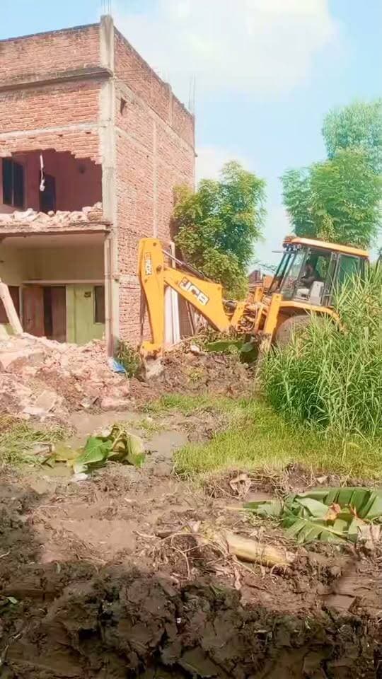 🚨 महराजगंज: पोखरी पर अवैध अतिक्रमण पर चला बुलडोजर
महराजगंज। पुरन्दरपुर थाना क्षेत्र के सेमरा महराज गांव के बीच स्थित पोखरी पर किए गए अवैध अतिक्रमण के खिलाफ तहसील प्रशासन फरेंदा ने बड़ी कार्रवाई की। प्रशासन की मौजूदगी में बुलडोजर चलाकर अवैध अतिक्रमण को ध्वस्त करा दिया गया।
प्रशासन की कार्रवाई से अतिक्रमणकारियों में हड़कंप मच गया। वहीं पोखरी की भूमि को अतिक्रमण मुक्त कराने की कार्रवाई से ग्रामीणों में भी चर्चा रही।
Public maharajganj
#PublicMaharajganjNews #Maharajganj #Purandarpur #everyone #followers #SemraMaharaj #Farenda #MaharajganjNews #BreakingNews #UPNews #Encroachment #BulldozerAction #NewsUpdate
