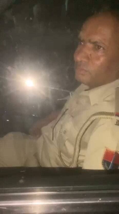 🚨 शामगढ़ थाना क्षेत्र के आमली गांव में राजस्थान पुलिस को ग्रामीणों ने घेरा!
शामगढ़ थाना अंतर्गत आमली में राजस्थान पुलिस की कार्रवाई के दौरान ग्रामीणों द्वारा पुलिस को घेरने का मामला सामने आया है। घटना का वीडियो सोशल मीडिया पर तेजी से वायरल हो रहा है।
📹 देखिए वायरल वीडियो… क्या है पूरा मामला?