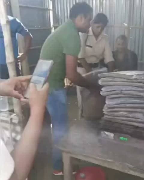 मैना पुल के पास 31 किलो गांजा बरामद, दो तस्कर गिरफ्तार, 3 थैले और 1 बाल्टी में छिपाकर लाए थे..
#viralvideochallenge #viral #saharsa #biharpolice #bihar