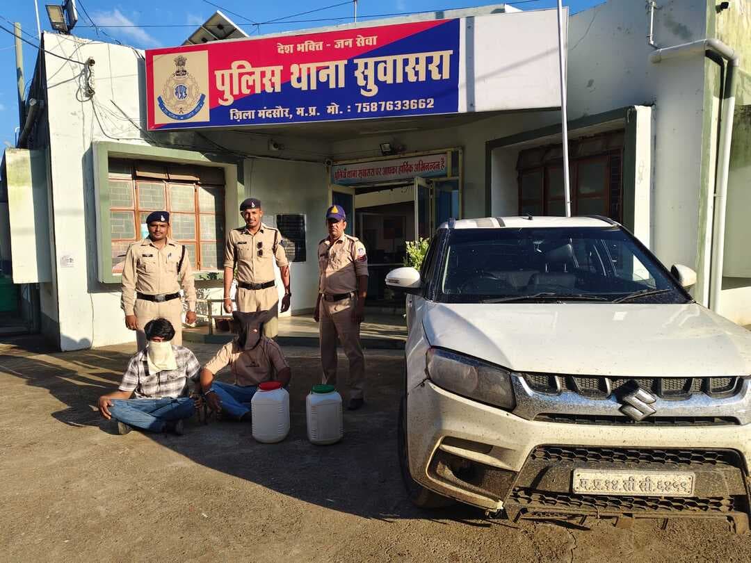 सुवासरा पुलिस की अवैध शराब तस्करी पर कार्रवाई, दो आरोपी गिरफ्तार
20 लीटर जहरीली कच्ची शराब के साथ ब्रेजा कार जब्त
सुवासरा। अवैध शराब की तस्करी, परिवहन एवं शराब माफियाओं के खिलाफ चलाए जा रहे विशेष अभियान के तहत सुवासरा पुलिस ने कार्रवाई करते हुए दो आरोपियों को गिरफ्तार किया है। पुलिस ने आरोपियों के कब्जे से 20 लीटर हाथ भट्टी की जहरीली कच्ची शराब बरामद की है। शराब तस्करी में उपयोग की जा रही विटारा ब्रेजा कार सहित दो एंड्रॉयड मोबाइल फोन भी जब्त किए गए हैं।
पुलिस के अनुसार 15 सितंबर 2026 को विश्वसनीय मुखबिर से मिली सूचना के आधार पर रूनिजा-डोकरखेड़ी रोड स्थित देवपुरा फंटा पर कार्रवाई की गई। इस दौरान सफेद रंग की ब्रेजा कार क्रमांक MP14CC6459 की तलाशी लेने पर उसमें दो प्लास्टिक की केनों में भरी कुल 20 लीटर हाथ भट्टी की कच्ची शराब मिली।
मौके से पुलिस ने गणेश पिता प्रकाशचंद्र राठौर (25), निवासी पनवाड़ी थाना गरोठ, हाल मुकाम झाला गुराड़िया थाना गंगधार, जिला झालावाड़ राजस्थान तथा रणजीत सिंह पिता शंकरसिंह सौंधिया राजपूत (20), निवासी ग्राम करणपुरा थाना गंगधार, जिला झालावाड़ राजस्थान को गिरफ्तार किया।
पुलिस ने दोनों आरोपियों के खिलाफ थाना सुवासरा में अपराध क्रमांक 275/26, धारा 49ए आबकारी एक्ट के तहत प्रकरण दर्ज कर विवेचना में लिया है। आरोपियों से शराब के स्रोत एवं गंतव्य स्थल के संबंध में पूछताछ की जा रही है।
कार्रवाई में पुलिस ने 20 लीटर जहरीली कच्ची शराब, कीमत करीब 2 हजार रुपए, एक विटारा ब्रेजा कार तथा दो एंड्रॉयड मोबाइल फोन, कीमत करीब 40 हजार रुपए जब्त किए हैं।
यह कार्रवाई पुलिस अधीक्षक मंदसौर विनोद कुमार मीना के निर्देश पर अतिरिक्त पुलिस अधीक्षक गरोठ रामस्नेही मिश्रा एवं एसडीओपी सीतामऊ दिनेश प्रजापति के निर्देशन तथा थाना प्रभारी सुवासरा निरीक्षक बी.डी. बिरा के मार्गदर्शन में चौकी प्रभारी रूनिजा उप निरीक्षक भारत कटारा एवं पुलिस टीम द्वारा की गई।
पुलिस ने बताया कि कार्रवाई में निरीक्षक बी.डी. बिरा, उप निरीक्षक भारत कटारा एवं टीम का विशेष सराहनीय योगदान रहा।