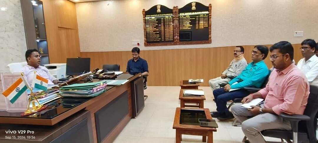 *शेखपुरा में टेक्निकल विभागों की समीक्षा बैठक जिला पदाधिकारी ने पंचायत सरकार भवन और मॉडल स्कूलों के निर्माण में तेजी लाने के दिए निर्देश*
************************
आज दिनांक 15 सितंबर 2026 को जिला पदाधिकारी श्री शेखर आनंद की अध्यक्षता में उनके कार्यालय प्रकोष्ठ में तकनीकी विभागों की एक समीक्षा बैठक आयोजित की गई। इस बैठक में जिले में चल रही विभिन्न विकास योजनाओं, बुनियादी ढांचा निर्माण और जनकल्याणकारी परियोजनाओं की प्रगति की विस्तृत समीक्षा की गई।
जिला पदाधिकारी महोदय ने समीक्षा के दौरान विभिन्न विभागों के अधिकारियों को स्पष्ट निर्देश दिए कि सभी विकास कार्य तय समय सीमा के भीतर और गुणवत्ता के साथ पूरे होने चाहिए। उन्होंने कहा कि जिले में निर्माणाधीन पंचायत सरकार भवनों के निर्माण कार्य को प्राथमिकता के आधार पर शीघ्र पूर्ण कराने का कड़ा निर्देश दिया गया। सड़क एवं पहुंच पथ निर्माण हेतु महादलित टोलों को मुख्य मार्ग से जोड़ने के लिए पहुंच पथ का निर्माण कराने को कहा गया। इसके साथ ही, ग्रामीण कार्य विभाग को 'कैथवा सड़क' की तत्काल मरम्मत कराने तथा विभाग के अन्य सभी लंबित कार्यों को समयसीमा के अंदर पूरा करने के निर्देश दिए गए। जिले में किसानों की सुविधा को ध्यान में रखते हुए जिले के 65 बंद पड़े नलकूपों को संबंधित अधिकारियों से समन्वय बनाकर तुरंत चालू कराने का आदेश दिया गया। साथ ही, जल संसाधन विभाग के कार्यपालक अभियंता को नहरों के माध्यम से अंतिम छोर के किसानों तक सिंचाई का पानी पहुंचाना सुनिश्चित करने को कहा गया। पचना, कारे निर्माण कराने और मेहूस में बने मॉडल स्कूलों का रंग रोगन कराने का निर्देश संबंधित अधिकारियों को दिया गया। भवन निर्माण विभाग के कार्यपालक अभियंता को जिला अतिथि गृह, अटल कला भवन तथा शेखपुरा एवं चेवाड़ा के प्रखंड कार्यालय भवनों के निर्माण कार्य में तेजी लाने और 'दीदी की रसोई' का जीर्णोद्धार एवं पेंटिंग कार्य कराने का निर्देश दिया गया। इस समीक्षा बैठक में भवन निर्माण, जल संसाधन, पथ निर्माण, ग्रामीण कार्य विभाग, लघु सिंचाई, जिला योजना कार्यालय, बिहार राज्य शैक्षणिक आधारभूत संरचना विकास निगम , बुडको के कार्यपालक अभियंता एवं अन्य संबंधित तकनीकी अधिकारी उपस्थित थे।
Information & Public Relations Department, Government of Bihar