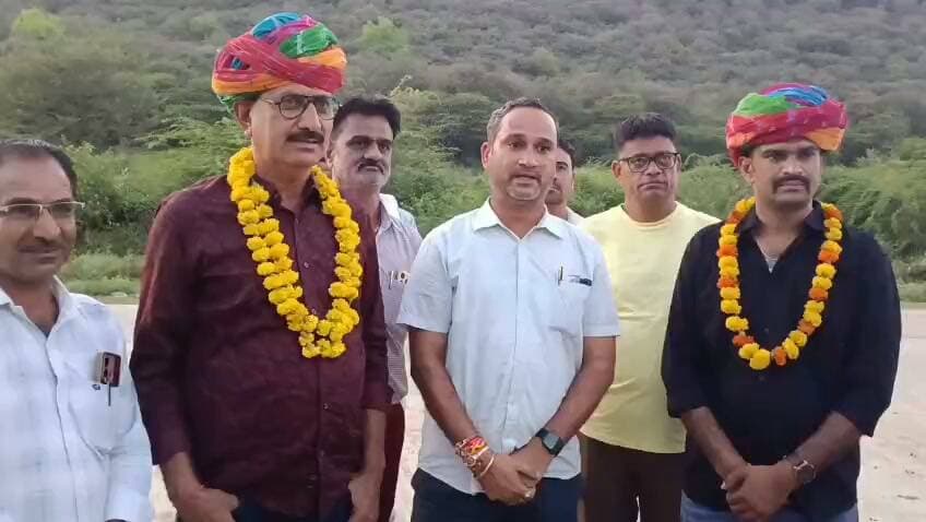 सेवा की मिसाल: गौसेवा और पौधारोपण के साथ मनाया जन्मदिन
थाना प्रभारी बालकृष्ण शर्मा व हेड कांस्टेबल विकास मीणा ने दिया पर्यावरण संरक्षण का संदेश
असलम रंगरेज | काछोला
काछोला। सामाजिक सरोकार और पर्यावरण संरक्षण का संदेश देते हुए काछोला थाना प्रभारी उपनिरीक्षक बालकृष्ण शर्मा एवं हेड कांस्टेबल विकास मीणा का जन्मदिन गौसेवा एवं पौधारोपण के साथ मनाया गया। इस अवसर पर उपस्थित लोगों ने पौधे लगाए तथा उनके संरक्षण का संकल्प लेते हुए आमजन को पर्यावरण के प्रति जागरूक रहने का संदेश दिया।
कार्यक्रम में वक्ताओं ने कहा कि जन्मदिन को महज उत्सव तक सीमित रखने के बजाय गौसेवा, पौधारोपण और जनसेवा जैसे सामाजिक कार्यों से जोड़ना सराहनीय पहल है। पुलिसकर्मी अपने कर्तव्य के तहत क्षेत्र में कानून-व्यवस्था एवं सुरक्षा की जिम्मेदारी निभाने के साथ सामाजिक सरोकारों में भी सहभागिता करें तो समाज में सकारात्मक संदेश जाता है।
इस अवसर पर थाना प्रभारी बालकृष्ण शर्मा ने कहा कि पर्यावरण संरक्षण केवल एक दिन का संकल्प नहीं, बल्कि निरंतर निभाई जाने वाली जिम्मेदारी है। पौधारोपण के साथ पौधों की नियमित देखभाल एवं संरक्षण भी जरूरी है। उन्होंने लोगों से विशेष अवसरों पर पौधारोपण करने तथा पर्यावरण संरक्षण में सक्रिय भागीदारी निभाने का आह्वान किया।
कार्यक्रम में भाजपा विधानसभा सहसंयोजक संदीप सोनी, भेरूलाल मंत्री, शंकर सिंह कनावत, योगेश मालू, दिनेश जेथलिया, गोपाल मंत्री, ज्वाला प्रसाद, कृष्णा सोनी, बद्रीलाल गुर्जर एवं शंकर गुर्जर सहित गणमान्यजन उपस्थित रहे। उपस्थित लोगों ने उपनिरीक्षक बालकृष्ण शर्मा एवं हेड कांस्टेबल विकास मीणा को जन्मदिन की हार्दिक बधाई देते हुए उनके उत्तम स्वास्थ्य, दीर्घायु एवं उज्ज्वल भविष्य की कामना की।