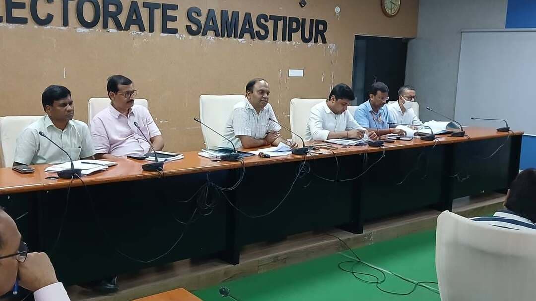 17 सितंबर 2026 से शुरू होगा सेवा संकल्प अभियान, 17 अक्टूबर तक होंगे विभिन्न कार्यक्रम...
'आशीर्वाद का दीया’ से होगी अभियान की शुरुआत, सरकारी भवनों एवं प्रमुख स्थलों पर जलेंगे दीप
समस्तीपुर, 15 सितंबर 2026। आगामी 17 सितंबर से प्रारंभ होने वाले सेवा संकल्प अभियान के सफल संचालन को लेकर जिलाधिकारी, समस्तीपुर श्री रोशन कुशवाहा की अध्यक्षता में समाहरणालय सभागार में बैठक आयोजित की गई। बैठक में जिला स्तरीय पदाधिकारी उपस्थित रहे, जबकि अनुमंडल पदाधिकारी, प्रखंड विकास पदाधिकारी, अंचलाधिकारी एवं अन्य प्रखंड स्तरीय पदाधिकारी वीडियो कॉन्फ्रेंसिंग के माध्यम से जुड़े।
जिलाधिकारी ने बताया कि 17 सितंबर से 17 अक्टूबर तक प्रतिदिन अलग-अलग थीम पर सेवा संकल्प अभियान के तहत कार्यक्रम आयोजित किए जाएंगे। अभियान की शुरुआत 17 सितंबर को ‘आशीर्वाद का दीया’ कार्यक्रम से होगी। इसके तहत जिले के सभी सरकारी भवनों, विद्यालयों, आंगनबाड़ी केंद्रों, स्वास्थ्य केंद्रों, पंचायत एवं सामुदायिक भवनों सहित अन्य महत्वपूर्ण स्थलों पर संध्या समय दीप प्रज्ज्वलित किए जाएंगे। कार्यक्रम में स्थानीय जनप्रतिनिधियों को भी आमंत्रित किया जाएगा।
कार्यक्रम को व्यापक रूप देने के लिए जिले के प्रमुख स्थलों पर विशेष आयोजन किया जाएगा, जिनमें समाहरणालय परिसर, जननायक कर्पूरी ठाकुर जी की प्रतिमा एवं बाबा साहेब डॉ. भीमराव अंबेडकर की प्रतिमा स्थल, सदर अस्पताल, रेलवे स्टेशन समस्तीपुर, एलकेवीडी कॉलेज ताजपुर, सरदारगंज चौक दलसिंहसराय, गांधी चौक रोसड़ा एवं प्राथमिक शिक्षक शिक्षा महाविद्यालय पटोरी शामिल हैं।
जिलाधिकारी ने सभी संबंधित पदाधिकारियों को कार्यक्रम की हाई डेफिनेशन फोटोग्राफी एवं वीडियोग्राफी कराने तथा उसे जिला प्रशासन द्वारा उपलब्ध कराए गए व्हाट्सएप ग्रुप एवं गूगल ड्राइव पर अपलोड करने का निर्देश दिया।
अभियान के तहत ‘सेवा चित्र’, ‘नुक्कड़ नाटक’, ‘आंगन का मिलन’, ‘कहानी बदलाव की’ एवं ‘सेवा मेरा योगदान’ सहित विभिन्न कार्यक्रम आयोजित किए जाएंगे। ‘सेवा चित्र’ के माध्यम से पिछले 25 वर्षों में हुए महत्वपूर्ण बदलावों को चित्रकला, भाषण एवं प्रदर्शनी के जरिए प्रदर्शित किया जाएगा। ‘आंगन का मिलन’ के तहत आंगनबाड़ी केंद्रों पर माताओं एवं अभिभावकों के साथ संवाद कर सरकारी योजनाओं से मिले लाभों पर चर्चा होगी। वहीं ‘कहानी बदलाव की’ के अंतर्गत सभी विभाग पिछले 25 वर्षों में हुए प्रमुख बदलावों का प्रतिवेदन प्रस्तुत करेंगे।
‘सेवा मेरा योगदान’ कार्यक्रम के तहत विभिन्न विभागों द्वारा निर्धारित गतिविधियों में से किसी एक का चयन कर श्रमदान किया जाएगा। जिलाधिकारी ने सभी पदाधिकारियों को अभियान के कार्यक्रमों को पूरी कर्तव्यनिष्ठा एवं समन्वय के साथ सफल बनाने का निर्देश दिया।
बैठक में उप विकास आयुक्त श्री सूर्य प्रताप सिंह, अपर समाहर्ता श्री ब्रजेश कुमार, नगर आयुक्त श्री गौतम कुमार, बंदोबस्त पदाधिकारी श्री विजय कुमार, जिला शिक्षा पदाधिकारी श्री कामेश्वर प्रसाद गुप्ता सहित सभी जिला स्तरीय पदाधिकारी उपस्थित रहे।
#highlightseveryone
#meeting
#सेवा_संकल्प_अभियान
#Bihar
#SamastipurAdministration
Information & Public Relations Department, Government of Bihar