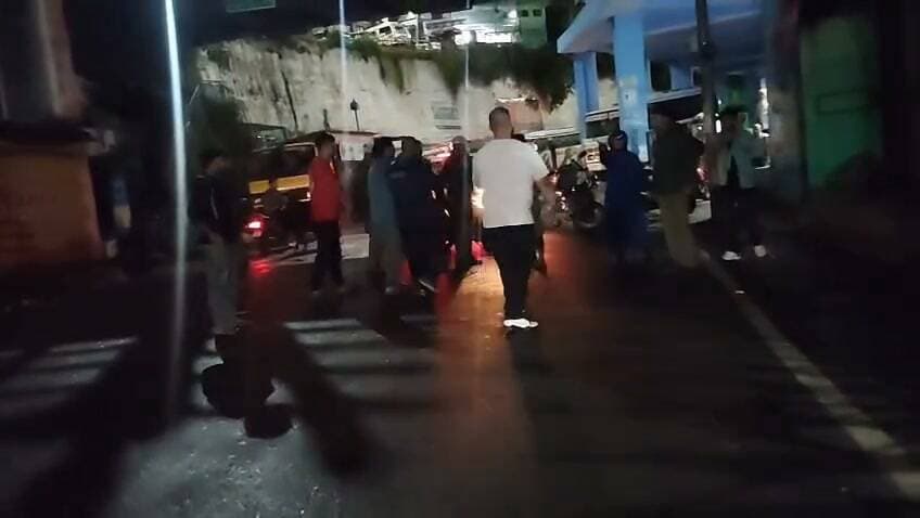 पौड़ी में कानून-व्यवस्था पर सवाल, एक सप्ताह में युवाओं की फिर भिड़ंत।
जिला मुख्यालय पौड़ी में कानून-व्यवस्था को लेकर गंभीर सवाल खड़े हो रहे हैं। बीते एक सप्ताह में शहर में युवाओं के आपस में भिड़ने की चार से पांच घटनाएं सामने आ चुकी हैं। कहीं लात-घूंसे चले तो कहीं युवाओं ने खुलेआम हंगामा किया। हैरानी की बात यह है कि इनमें से कई घटनाएं ऐसे स्थानों पर हुईं, जहां पुलिस की दिन-रात आवाजाही रहती है और आला अधिकारियों का भी नियमित आना-जाना होता है।