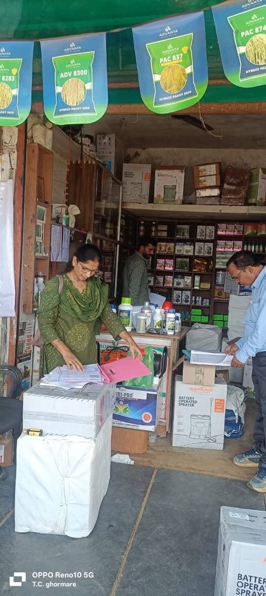 #बालाघाट
परासवाड़ा में कृषि केंद्र का निरीक्षण, एमआरपी से अधिक दाम पर दवा बेचने पर सख्त निर्देश
एसडीएम परसवाड़ा श्री श्रीष प्यासी के मार्गदर्शन में परसवाड़ा में कृषि केंद्र का निरीक्षण नायब तहसीलदार एवं वरिष्ठ कृषि विस्तार अधिकारी द्वारा किया गया।
निरीक्षण के दौरान कृषि केंद्र पर उपलब्ध कृषि दवाइयों एवं अन्य कृषि सामग्री की बिक्री व्यवस्था का जायजा लिया गया। अधिकारियों ने कृषि केंद्र संचालक को स्पष्ट निर्देश दिए कि किसानों को किसी भी दवा की बिक्री निर्धारित एमआरपी से अधिक दर पर न की जाए। अधिकारियों ने सख्त निर्देश देते हुए कहा कि किसानों को कृषि दवाइयां एवं अन्य आवश्यक सामग्री निर्धारित दरों पर ही उपलब्ध कराई जाए। एमआरपी से अधिक कीमत पर दवा बेचने अथवा किसानों से मनमानी कीमत वसूलने की शिकायत मिलने पर संबंधित विक्रेता के विरुद्ध नियमानुसार कार्रवाई की जाएगी।
प्रशासन द्वारा किए गए निरीक्षण का उद्देश्य किसानों को उचित दर पर कृषि सामग्री उपलब्ध कराना तथा कृषि केंद्रों पर नियमों का पालन सुनिश्चित करना है।
#CMMadhyaPradesh #JansamparkMP #minmpkrishi
