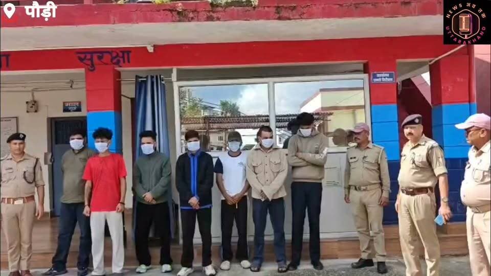 #पौड़ी में #छात्र_संघ_चुनाव का परिणाम आने के बाद आपस में भिड़े दो गुट सर्किट हाउस में मचाया #हुड़दंग, #पुलिस ने 7 युवकों को हिरासत में लिया।
