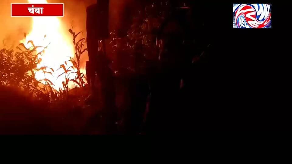 🔥 इस वक़्त की बड़ी खबर
चुराह में भीषण अग्निकांड
भरनी गांव में कच्चा मकान जलकर राख, ग्रामीणों ने संभाला मोर्चा
सुरेंद्र ठाकुर
चुराह। उपमंडल चुराह की ग्राम पंचायत चरड़ा के भरनी गांव में सोमवार देर शाम अचानक आग लगने से एक कच्चा मकान पूरी तरह जलकर राख हो गया। मकान गांव निवासी साभो पत्नी स्वर्गीय जुमु का बताया जा रहा है।
आग इतनी तेजी से फैली कि देखते ही देखते पूरा मकान आग की चपेट में आ गया। गनीमत रही कि घटना के समय घर के अंदर कोई मौजूद नहीं था, जिससे जानी नुकसान नहीं हुआ। हालांकि मकान में रखा घरेलू सामान आग की भेंट चढ़ गया।
घटना की सूचना मिलते ही आसपास के ग्रामीण मौके पर पहुंचे और आग पर काबू पाने के लिए प्रयास शुरू किए। खबर लिखे जाने तक ग्रामीण आग बुझाने में जुटे हुए थे।
फिलहाल आग लगने के कारणों का पता नहीं चल पाया है। घटना के बाद प्रभावित परिवार के सामने नुकसान की बड़ी समस्या खड़ी हो गई है। ग्रामीणों ने प्रशासन से मौके का जायजा लेकर पीड़ित परिवार को उचित आर्थिक सहायता और मुआवजा प्रदान करने की मांग की है।
📍 खबर और विज्ञापन के लिए संपर्क करें: 7018586290