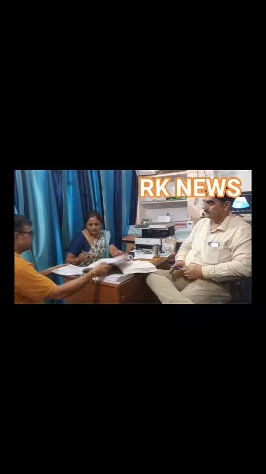 शहर में संचालित निजी हॉस्पिटलों में सोनोग्राफी केंद्रों का CMHO ने किया निरीक्षण अभियान
सोनोग्राफी केंद्रों का विशेष निरीक्षण अभियान के अंतर्गत जिला नोडल अधिकारी (पीसीपीएनडीटी) एवं मुख्य चिकित्सा एवं स्वास्थ्य अधिकारी डॉ.सतीशचंद मीणा ने हिंडौन स्थित सिंह सोनोग्राफी सेंटर, अमन सोनोग्राफी सेंटर, मंगलम सोनोग्राफी सेंटर, यश सोनोग्राफी सेंटर, भारती सोनोग्राफी सेंटर , भगवान महावीर सोनोग्राफी सेंटर, अमायरा सोनोग्राफी सेंटर, राजन सोनोग्राफी सेंटर, पारस सोनोग्राफी सेंटर और आशा सोनोग्राफी सेंटर का निरीक्षण किया। उन्होंने सोनोग्राफी पंजिका व एफ फॉर्म की जांच की और संचालको को पीसीपीएनडीटी अधिनियम की सख्ती से पालना के लिए पाबन्द किया।सीएमएचओ ने मंगलवार शाम 5:00 बजे बताया कि सोनोग्राफी सेंटर के निरीक्षण के विशेष अभियान का उद्देश्य प्रत्येक सोनोग्राफी सेंटर का निरीक्षण करना है, उन्होंने बताया कि विभाग भ्रूण लिंग परीक्षण को रोकने के लिए सतत प्रयासरत् है, लेकिन इसमें आमजन की भागीदारी अति महत्वपूर्ण है एवं आमजन की भागीदारी बढ़ाने के उद्देश्य से मुखबिर योजना संचालित की जा रही है।इस योजना के तहत भ्रूण लिंग परीक्षण की सत्य सूचना पर तीन लाख रुपये तक की प्रोत्साहन राशि देने का प्रावधान है। सेन्टर पर मुखबीर योजना का प्रचार प्रसार टोल फ्री नंबर 104 व 108 एवं व्हाट्सएप नंबर 9799997795 के प्रदर्शन
का सत्यापन किया। एवं सेन्टर संचालक को पीसीपीएनडीटी एक्ट के अनुरूप कार्य करने को पाबन्द किया गया।
जिला कार्यक्रम समन्वयक- पीसीपीएनडीटी नगीना शर्मा ने एक्टिव ट्रेकर की जानकारी जुटाते हुए एफ फॉर्म की जांच की और सूचना इंद्राज के लिए पाबंद किया।
