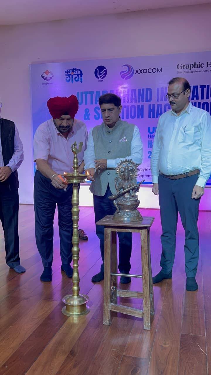 उत्तराखंड की चुनौतियों के समाधान खोजेंगे युवा, 90 दिन चलेगा इनोवेशन हैकाथॉन
ग्राफिक एरा विश्वविद्यालय में आयोजित कार्यक्रम का शुभारंभ सूचना प्रौद्योगिकी, विज्ञान एवं प्रौद्योगिकी तथा जैव प्रौद्योगिकी मंत्री प्रदीप बत्रा ने किया
देहरादून, 15 सितंबर : उत्तराखंड की भौगोलिक और सामाजिक चुनौतियों के तकनीकी समाधान तलाशने के उद्देश्य से मंगलवार को उत्तराखंड इनोवेशन एंड सॉल्यूशंस हैकाथॉन-2026 का शुभारंभ हुआ। 90 दिनों तक चलने वाली इस पहल में युवाओं की तकनीकी प्रतिभा और नए विचारों को वास्तविक समस्याओं के समाधान से जोड़ने पर जोर दिया जाएगा।
ग्राफिक एरा विश्वविद्यालय में आयोजित कार्यक्रम का शुभारंभ सूचना प्रौद्योगिकी, विज्ञान एवं प्रौद्योगिकी तथा जैव प्रौद्योगिकी मंत्री प्रदीप बत्रा ने किया। इस मौके पर करीब 500 छात्र-छात्राएं, शिक्षाविद, शिक्षक, तकनीकी विशेषज्ञ और युवा इनोवेटर्स मौजूद रहे।
हैकाथॉन में आपदा प्रबंधन, यातायात एवं भीड़ प्रबंधन, स्वास्थ्य सेवाओं की पहुंच, पर्यावरण एवं पारिस्थितिकी, वन्यजीव संरक्षण, पर्यटन और सुशासन से जुड़ी चुनौतियों के समाधान तलाशे जाएंगे। प्रतिभागियों को उत्तराखंड की स्थानीय परिस्थितियों और जरूरतों को ध्यान में रखते हुए व्यावहारिक तकनीकी समाधान विकसित करने के लिए प्रोत्साहित किया जाएगा।
कार्यक्रम को संबोधित करते हुए मंत्री प्रदीप बत्रा ने कहा कि उत्तराखंड के युवाओं और शैक्षणिक संस्थानों में राज्य की विशिष्ट चुनौतियों के समाधान विकसित करने की क्षमता है। उन्होंने छात्रों से तकनीक को केवल नवाचार के प्रयोग तक सीमित न रखते हुए नागरिकों की वास्तविक समस्याओं के समाधान का माध्यम बनाने का आह्वान किया।
उन्होंने कहा कि आर्टिफिशियल इंटेलिजेंस (एआई), डेटा एनालिटिक्स, जीआईएस और ड्रोन तकनीक का उपयोग शासन और जनसेवा को अधिक प्रभावी बनाने में किया जा सकता है। विकसित किए जाने वाले समाधान व्यावहारिक, जिम्मेदार और प्रयोगशाला से धरातल तक पहुंचने में सक्षम होने चाहिए।
हैकाथॉन के तहत प्रतिभागी पहले समस्या की पहचान और विचार तैयार करेंगे। इसके बाद प्रोटोटाइप विकसित करने, विशेषज्ञों और मेंटर्स से मार्गदर्शन लेने तथा समाधान को बेहतर बनाने के अवसर मिलेंगे। चयनित नवाचारों को पायलट प्रोजेक्ट, इन्क्यूबेशन और इंडस्ट्री लिंकेज की दिशा में आगे बढ़ाने का अवसर भी दिया जाएगा।
हैकाथॉन में एआई आधारित सरकारी नॉलेज रिपॉजिटरी, सरकारी जानकारी को आसानी से खोजने और उपयोग करने वाली प्रणालियां, डिटेल्ड प्रोजेक्ट रिपोर्ट (डीपीआर) और रिक्वेस्ट फॉर प्रपोजल (आरएफपी) तैयार करने में एआई का उपयोग, डेटा गवर्नेंस, एआई आधारित जीआईएस और पर्यावरणीय विश्लेषण जैसे विषयों पर भी समाधान विकसित किए जाएंगे। आपदा प्रबंधन, बुनियादी ढांचे के आकलन और सार्वजनिक सुरक्षा के लिए ड्रोन आधारित एरियल मॉनिटरिंग पर भी काम होगा।
उत्तराखंड में पर्यटकों और तीर्थयात्रियों की बड़ी मौसमी आवाजाही को देखते हुए यातायात दबाव का पूर्वानुमान लगाने, पर्यावरणीय दबाव की निगरानी करने, आपदा संभावित क्षेत्रों की पहचान करने और आपातकालीन सेवाओं को बेहतर बनाने वाले तकनीकी समाधानों पर भी जोर रहेगा। दूरस्थ पर्वतीय क्षेत्रों में लोगों तक सरकारी सेवाओं की पहुंच आसान बनाने के उपाय भी तलाशे जाएंगे।
आयोजकों के अनुसार हैकाथॉन में नागरिक केंद्रित और जिम्मेदार नवाचार को प्राथमिकता दी जाएगी। संवेदनशील क्षेत्रों, विशेषकर शासन, आपदा प्रबंधन और सार्वजनिक सुरक्षा में तकनीक का इस्तेमाल मानवीय निर्णय क्षमता के सहयोगी के रूप में करने पर जोर रहेगा।
90 दिवसीय कार्यक्रम की शुरुआत ऑनलाइन आइडिएशन से होगी। इसके बाद प्रोटोटाइप निर्माण, मेंटरिंग और मूल्यांकन के विभिन्न चरण होंगे। देहरादून सहित राज्य के प्रमुख शैक्षणिक और तकनीकी केंद्रों में नवाचार गतिविधियों को आगे बढ़ाया जाएगा।
हैकाथॉन का उद्देश्य उत्तराखंड के शैक्षणिक संस्थानों, सरकारी विभागों, तकनीकी समुदाय और युवा इनोवेटर्स के बीच बेहतर समन्वय स्थापित करना है, ताकि राज्य की स्थानीय समस्याओं को स्थानीय स्तर पर विकसित तकनीकी समाधानों के जरिए अवसरों में बदला जा सके।
यह पहल सूचना प्रौद्योगिकी विकास एजेंसी (आईटीडीए) द्वारा Axolotl Emprise LLP तथा संस्थागत एवं इकोसिस्टम सहयोगियों के साथ आयोजित की जा रही है। इसका लक्ष्य ऐसे नवाचारों की श्रृंखला तैयार करना है, जो उत्तराखंड को अधिक स्मार्ट, सक्षम, लचीला और तकनीक-सक्षम राज्य बनाने में योगदान दे सकें।