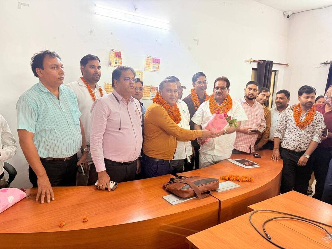 हरदोई। राष्ट्रीय स्वास्थ्य मिशन संविदा कर्मचारी संघ की बैठक मुख्य चिकित्सा अधिकारी सभागार कक्ष में समय 2 बजे सम्पन्न हुई। सर्वप्रथम राष्ट्रीय स्वास्थ्य मिशन (एनएचएम) कर्मचारियों ने अपने अपने सीएचसी पर बैठक कर सर्व सम्मति ब्लाक स्तरीय कार्यकारिणी का गठन किया। ब्लॉक स्तरीय कार्यकारिणी ने जिला स्तरीय पदाधिकारियों को चुना तथा सभी जिला स्तरीय पदाधिकारी मुख्य चिकित्सा अधिकारी सभागार में बैठक आयोजित की। बैठक की अध्यक्षता मुख्य चिकित्सा अधिकारी एवं पीएमएस संघ के अध्यक्ष डा जितेंद्र श्रीवास्तव व पीएमएस संघ सचिव डा प्रवीण दीक्षित की संरक्षता में सम्पन्न हुई। सभी कर्मचारियों ने एक मत होकर पुनः डॉ जावेद ख़ान को जिलाध्यक्ष व डॉ रामलखन गुप्ता को महामंत्री अपना चुना। डॉ जावेद ख़ान ने अपने कर्मचारियों को धन्यवाद देते हुए कहा कि आप सबके बीच लम्बे समय से अध्यक्षता कर रहे है। आप सभी के बीच बहुत कुछ सीखने को मिला आप सबका अगर साथ रहा और भी बेहतर कार्य करेगे। आप सबकी उम्मीदों पर खरे उतरेंगे। वही डॉ रामलखन गुप्ता ने धन्यवाद दिया। सभी कर्मचारियों व पदाधिकारियों का एनएचएम संघ के संरक्षक डॉ जितेंद्र श्रीवास्तव व प्रवीण दीक्षित ए भरोसा दिलाया की एनएचएम संघ की हर जायज़ माँग में पीएमएस संघ साथ खड़ा रहेगा। वही वकील अहमद,अनिरुद्ध मिश्रा,आशीष वर्मा,मनोज तिवारी, वरिष्ठ उपाध्यक्ष तो डॉ जुवेर,डॉ रघुनाथ,नैनीस सौरव आदि उपाध्यक्ष चुने गए ख़ालिद हुसैन शानू मीडिया प्रभारी सुमित डॉ सोनिया प्रवक्ता महिला संगठन मंत्री रूवी पाल सपना को महिला प्रवक्ता व संगठन मंत्री व मो रफ़ी को एडिटर चुना गया।