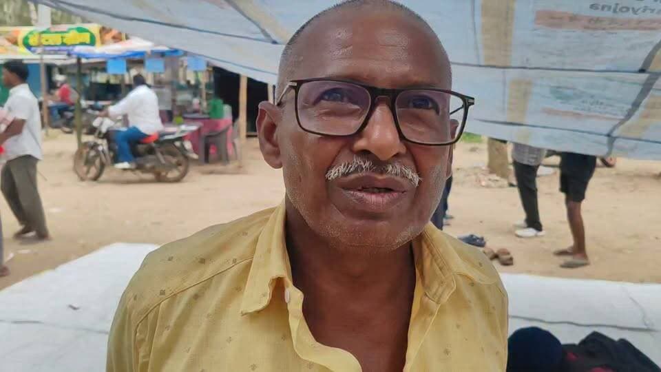 [CPI(M) ने सरकार से 15 मंगे डीसी लोहरदगा के माध्यम से मुख्यमंत्री को ज्ञापन सोपा गया. इसमें प्रमुख मांगों में से यह सबसे बेहतर मांग मनरेगा को पुनः बहाल कर 200 दिन काम और ₹700 दैनिक मजदूरी दी जाए।