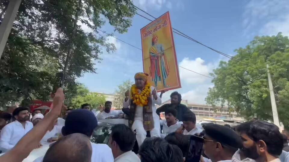 मुरैना। गुर्जर समाज द्वारा मंगलवार को वाहन रैली निकाली गई । रैली मुरैना के रेस्ट हाउस से शुरू होकर विभिन्न मार्गों से होते हुए बटेश्वर मंदिर पहुंची, जहां रैली का समापन किया गया।