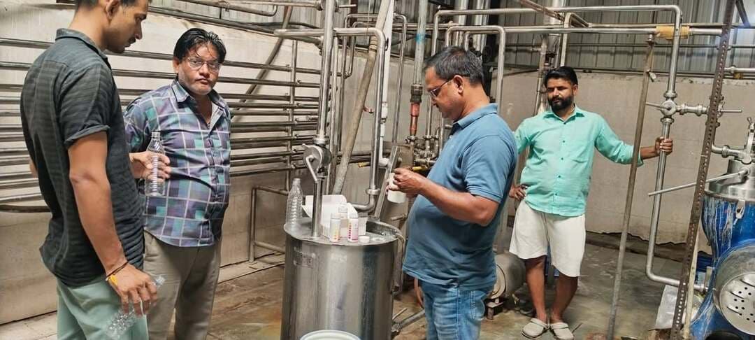 रेपिड किट से की दुग्ध एवं दुग्ध उत्पादों में कैमिकल की जांच
-----
कलेक्टर सुश्री शीला दाहिमा के मार्गदर्शन में तथा सीएमएचओ डॉ दिलीप सिकरवार के निर्देशन में खाद्य सुरक्षा विभाग द्वारा आमजन को मानक खाद्य सामग्री की उपलब्धता सुनिश्चित कराने के उद्देश्य से सतत् रूप से खाद्य पदार्थो की जांच एवं सैम्पल लेने की कार्यवाही की जा रही है।
खाद्य सुरक्षा अधिकारी श्री धमेन्द्र जैन ने बताया कि आज श्योपुर में 03 डेयरियों में रेपिड किट के माध्यम से दुग्ध एवं दुग्ध से उत्पादों की जांच की गई। रेपिड किट के माध्यम से गई जांच में कैमिकल का उपयोग नही पाया गया। उन्होंने जानकारी दी कि धु्रवनंदा गौ पंचगव्य प्रा.लि. ग्राम जैदा से मिक्स मिल्क एवं काऊ घी तथा गोकुल दूध डेयरी पाली रोड श्योपुर से मिक्स मिल्क के लीगल नमूने भी लिये गये है। इसके साथ ही जय निमेश दूध डेयरी बस स्टैण्ड के पीछे श्योपुर पर दूध एवं दही की रैपिड किट के माध्यम से जांच की गई जांच के दौरान तीनों स्थानों पर दूध में कैमिकल की मिलावट नही पाई गई है।
दो दूध डेयरियों से लिये गये नमूनों को राज्य खाद्य प्रयोगशाला भोपाल भेजा गया है, जांच प्रतिवेदन प्राप्त होने पर वैधानिक कार्यवाही की जायेगी।
-
CM Madhya Pradesh
Jansampark Madhya Pradesh
#JansamparkMP
#sheopur