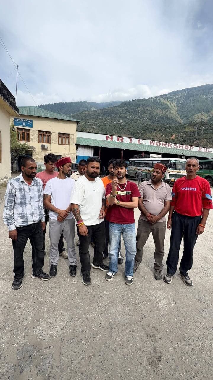 भेखली-बयासर बस हादसे के चालक को मिला न्याय, 8 दिन में होगी बहाली; कुल्लू ही रहेगा हेडक्वार्टर, स्वास्थ्य सुधार तक नहीं होगा काम का दबाव
आरएम ने चालक के निलंबन को रद्द करने समेत वेतन व फंड जारी रखने का दिया आश्वासन, बंटी सेराजी और संजय चौहान ने निगम प्रबंधन के समक्ष उठाया था मामला
कुल्लू। रक्षाबंधन के दिन भेखली-बयासर मार्ग पर हुए बस हादसे के बाद निलंबित किए गए एचआरटीसी चालक के समर्थन में बंटी सेराजी और संजय चौहान ने आवाज उठाते हुए मामले को निगम प्रबंधन के समक्ष पुरजोर तरीके से रखा। चालक के साथ हो रहे अन्याय का मुद्दा उठाए जाने के बाद क्षेत्रीय प्रबंधक (आरएम) ने लोगों और निगम कर्मचारियों की भावनाओं को ध्यान में रखते हुए सकारात्मक आश्वासन दिया है। आरएम के अनुसार चालक का निलंबन 8 दिनों के भीतर रद्द कर बहाली की जाएगी। इसके साथ ही चालक का स्थानांतरण नहीं किया जाएगा और उसका हेडक्वार्टर कुल्लू ही रहेगा। पूरी तरह स्वस्थ होने तक चालक पर किसी प्रकार का काम का दबाव नहीं डाला जाएगा। वहीं, चालक के वेतन और किसी भी प्रकार के फंड पर रोक नहीं लगाने का भी आश्वासन दिया गया है। आरएम के इन आश्वासनों के बाद चालक के समर्थन में खड़े लोगों और निगम कर्मचारियों ने राहत की सांस ली है।
