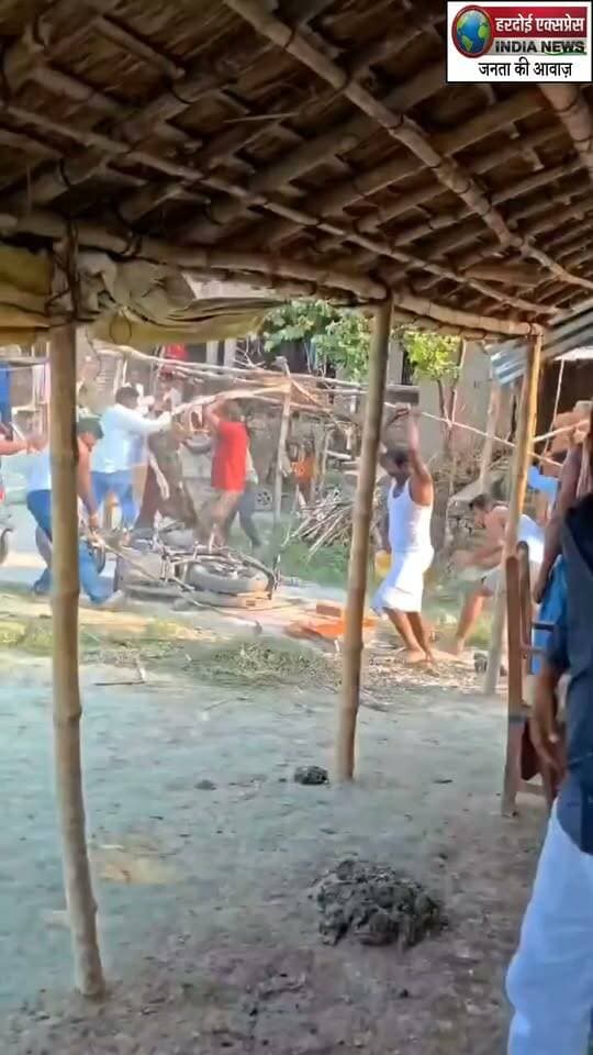 कुशीनगर में जमीनी विवाद को लेकर दो पक्षों में खूनी संघर्ष, जमकर चलीं लाठियां, कई घायल
कुशीनगर:रामकोला थाना क्षेत्र के उर्दहा टोला दुबौली गांव में जमीनी विवाद को लेकर दो पक्षों के बीच जमकर मारपीट हो गई। देखते ही देखते विवाद इतना बढ़ गया कि दोनों तरफ से लाठी-डंडे चलने लगे, जिसमें दोनों पक्षों के कई लोग घायल हो गए हैं।
लाठी-डंडे चलने से मची अफरा-तफरी
जानकारी के अनुसार, उर्दहा टोला दुबौली में जमीन के एक टुकड़े को लेकर दो पक्षों में काफी समय से विवाद चल रहा था। मामले ने तूल पकड़ लिया और दोनों पक्षों के लोग आमने-सामने आ गए। खुलेआम चलीं लाठियों के कारण मौके पर चीख-पुकार और अफरा-तफरी का माहौल बन गया।
पुलिस कर रही मामले की जांच
घटना में घायल हुए लोगों को इलाज के लिए पास के अस्पताल में भर्ती कराया गया है। सूचना मिलने के बाद स्थानीय पुलिस मौके पर पहुँची और स्थिति को नियंत्रित किया। पुलिस दोनों पक्षों की तहरीर के आधार पर मामले की छानबीन और कानूनी कार्रवाई में जुटी है।
