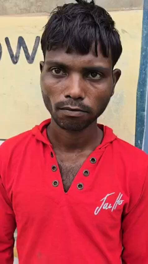 मोबाइल की किस्त (EMI) न चुकाने पर निकाला खून! पीड़ित का सनसनीखेज आरोप
लखनऊ:राजधानी लखनऊ के निगोहां थाना क्षेत्र से एक हैरान करने वाला सनसनीखेज मामला सामने आया है। यहां एक युवक ने आरोप लगाया है कि किश्त पर लिए गए मोबाइल की EMI न चुका पाने पर उससे जबरन एक यूनिट खून निकाल लिया गया।
EMI न देने पर खौफनाक कदम
पीड़ित के अनुसार, उसने किश्त पर एक मोबाइल फोन खरीदा था। आर्थिक तंगी या किसी कारणवश जब वह समय पर EMI का भुगतान नहीं कर सका, तो संबंधित लोगों ने पैसे की भरपाई के नाम पर उसका एक यूनिट खून निकाल लिया।
पुलिस प्रशासन में मचा हड़कंप
युवक का यह बयान और वीडियो सामने आने के बाद इलाके में हड़कंप मच गया है। मामला निगोहां थाना क्षेत्र से जुड़ा होने के कारण स्थानीय पुलिस जांच में जुट गई है। पुलिस यह पता लगाने का प्रयास कर रही है कि यह घटना कहां और किस परिस्थिति में अंजाम दी गई तथा इसमें कौन-कौन शामिल हैं।