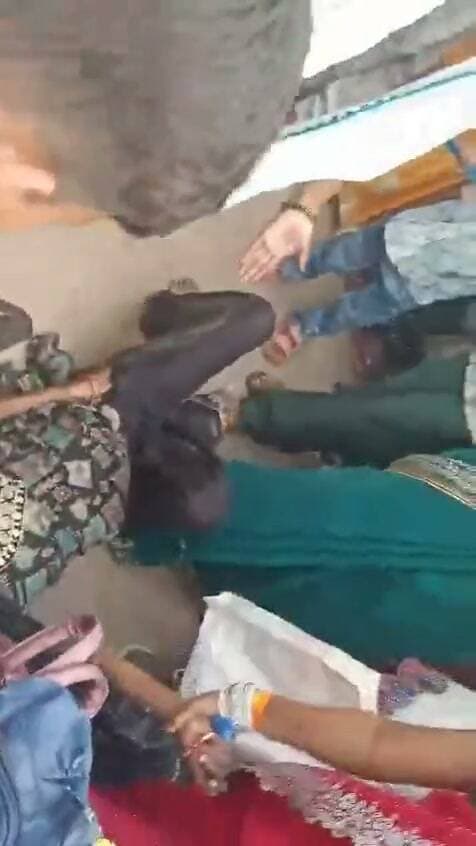 तीज मेले में चोरी का आरोप लगाकर महिला की बेरहमी से पिटाई, पुलिस ने संभाला मोर्चा
हमीरपुर:सुमेरपुर थाना क्षेत्र में आयोजित तीज के मेले के दौरान एक महिला की पिटाई का मामला सामने आया है। मेले में आई एक महिला पर 1500 रुपये चोरी करने का आरोप लगाते हुए कुछ महिलाओं ने उसकी सड़क पर गिरा-गिराकर लात-घूंसों से पिटाई कर दी।
1500 रुपये चोरी का लगा आरोप
जानकारी के अनुसार, पीड़ित महिला मेले में घूमने आई थी। इसी दौरान वहां मौजूद कुछ महिलाओं ने उस पर 1500 रुपये चुराने का आरोप लगा दिया। देखते ही देखते विवाद इतना बढ़ गया कि महिलाओं ने उसे जमीन पर पटक दिया और जमकर मारपीट करने लगीं। इस दौरान मेले में अफरा-तफरी का माहौल बन गया।
पुलिस ने मौके पर पहुंचकर स्थिति संभाली
हंगामे और मारपीट की सूचना मिलते ही स्थानीय पुलिस मौके पर पहुंची। पुलिस ने त्वरित कार्रवाई करते हुए बिगड़ती स्थिति पर काबू पाया और पीड़ित महिला को भीड़ से बचाकर सुरक्षित बाहर निकाला। पुलिस फिलहाल मामले की जांच कर आगे की कार्रवाई में जुटी है।
