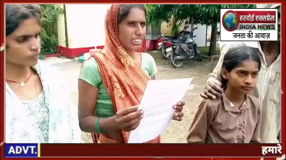 लापता बेटे पर लड़की भगाने का आरोप, दबंगों ने कब्जाई जमीन और बकरी; पीड़िता ने एसपी से लगाई न्याय की गुहार
टीकमगढ़:बलदेवगढ़ थाना क्षेत्र के अंतर्गत एक पीड़ित महिला ने अपने गुमशुदा बेटे को ढूंढने और गांव के लोगों द्वारा किए जा रहे उत्पीड़न के खिलाफ पुलिस प्रशासन से गुहार लगाई है। पीड़िता अनीता रजक ने जिला प्रशासन और पुलिस अधीक्षक (SP) से मामले की निष्पक्ष जांच कर कार्रवाई की मांग की है।
बेटे के लापता होने के बाद से बढ़ा विवाद
पीड़िता अनीता रजक के अनुसार, उनका बेटा बीते कई दिनों से लापता है, जिसकी शिकायत उन्होंने बल्देवगढ़ थाने में दर्ज कराई थी। पीड़िता का आरोप है कि बेटे के गायब होने के बाद गांव के कुछ लोगों ने उस पर लड़की भगाने का मनगढ़ंत आरोप लगा दिया।
जमीन और मवेशी जबरन कब्जे में लेने का आरोप
पीड़िता का यह भी गंभीर आरोप है कि इस विवाद की आड़ में सामाजिक पंचायत बैठाकर उनकी जमीन और घर में मौजूद बकरियों को दबंगों द्वारा जबरन अपने कब्जे में ले लिया गया है।
निष्पक्ष जांच और न्याय की मांग
रजक समाज और पीड़िता ने टीकमगढ़ पुलिस अधीक्षक व कलेक्टर का ध्यान आकर्षित करते हुए पूरे मामले की निष्पक्ष जांच करने तथा आरोपियों के खिलाफ सख्त कार्रवाई कर कब्जा मुक्त कराने की मांग की है।