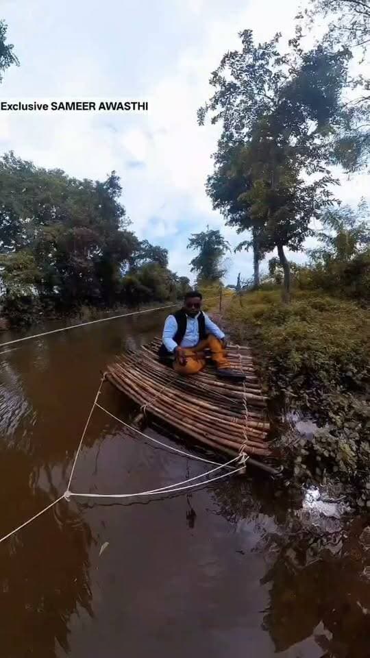 ग्रामीणों का दर्द सिर्फ कैमरे के पीछे खड़े होकर समझना आसान नहीं था…मैने खुद लकड़ी और रस्सी के सहारे नाला पार किया और महसूस किया कि हर दिन इस जोखिम भरे रास्ते से गुजरना कितना मुश्किल है
छतरपुर जिले का आदर्श ग्राम पंचायत खैरी के चंदन पुरवा जाने वाला वो नाला जिसे ग्रामीण हर रोज पार करते हैं
#SameerAwasthi #Chhatarpur #ChandanPurva #KhairiGramPanchayat #GroundReport #GroundZeroReporting #RuralIndia #VillageIssues #PublicIssues #Development #RoadConnectivity #BridgeDemand #VoiceOfPeople #JanSaroskar #Journalism #HindiNews #MadhyaPradesh #Bundelkhand #NewsInside #PublicVoice