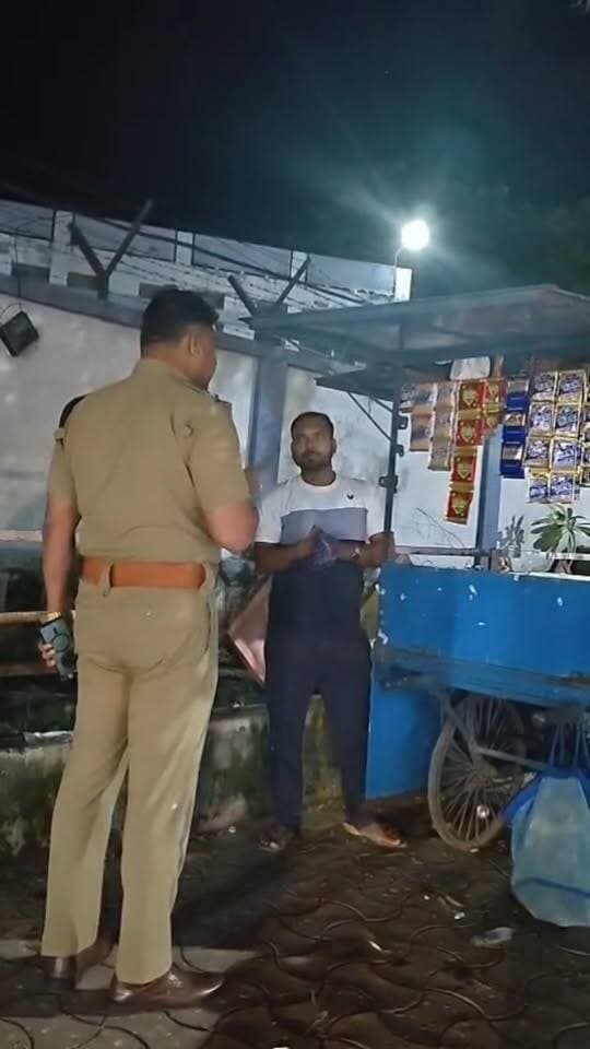सड़क पर शराबखोरी और अवैध चखना! यातायात प्रभारी ने दुकान संचालक को लगाई फटकार
सड़क किनारे शराब पीने और कथित रूप से अवैध तरीके से चखना संचालित किए जाने की शिकायत पर यातायात प्रभारी ने दुकान संचालक को फटकार लगाई। कार्रवाई के दौरान मौके पर मौजूद लोगों को भी नियमों का पालन करने की हिदायत दी गई।
वीडियो सामने आने के बाद मामला चर्चा में है।
#BundeliBhaukaalNews #Chhatarpur #ViralVideo #TrafficPolice #NewsUpdate #Reels #Trending #रील्स #वायरलवीडियो #छतरपुर