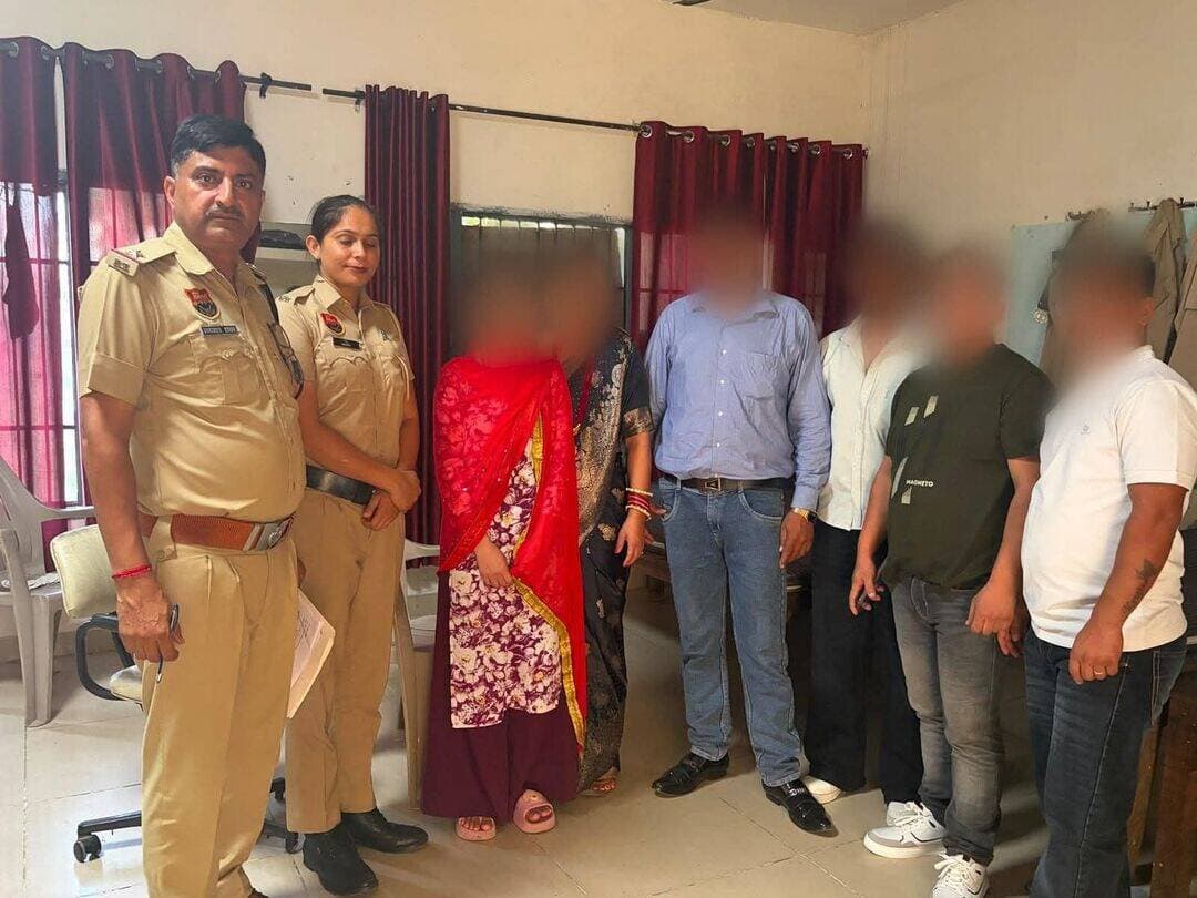 घर से बिना बताए निकली 19 वर्षीय युवती को पंचकूला पुलिस ने सुरक्षित खोज निकाला, परिजनों के चेहरे पर लौटी मुस्कान
पुलिस कमिश्नर आईपीएस पंकज नैन के नेतृत्व में पंचकूला पुलिस द्वारा गुमशुदा लोगों की तलाश कर उन्हें सुरक्षित उनके परिजनों तक पहुंचाने के लिए लगातार गंभीरता और तत्परता से कार्रवाई की जा रही है।
इसी कड़ी में पंचकूला के सेक्टर-21 क्षेत्र से एक 19 वर्षीय युवती अपने परिजनों को बिना बताए घर से चली गई थी। युवती के वापस घर न लौटने पर परिजनों ने इसकी शिकायत 8 सितंबर को सेक्टर-21 चौकी में दी। सूचना के आधार पर पुलिस ने गुमशुदगी का मामला दर्ज कर युवती की तलाश शुरू कर दी।
चौकी इंचार्ज मुकेश सैनी की अगुवाई में पुलिस टीम ने लगातार प्रयास करते हुए युवती की तलाश की। पुलिस टीम को महत्वपूर्ण जानकारी मिलने के बाद 26 अगस्त को युवती को सुरक्षित बरामद कर लिया गया। पुलिस ने आवश्यक काउंसलिंग के बाद युवती को सकुशल उसके परिजनों के हवाले कर दिया। युवती के सुरक्षित मिलने पर परिजनों ने पंचकूला पुलिस का आभार व्यक्त किया।
डीसीपी पंचकूला आईपीएस अदिति सिंह ने युवाओं से अपील करते हुए कहा कि किसी भी कारण से घर से बाहर जाते समय अपने परिजनों को इसकी जानकारी जरूर दें और कोई भी महत्वपूर्ण निर्णय लेने से पहले परिवार से सलाह मशवरा करें। उन्होंने अभिभावकों से भी अपील की कि वे बच्चों के साथ बेहतर संवाद बनाए रखें और उनकी बातों को समझने का प्रयास करें, ताकि बच्चे अपनी परेशानियां और भावनाएं खुलकर परिवार के साथ साझा कर सकें।
<nis:link nis:type=tag nis:id=panchkulanews nis:value=panchkulanews nis:enabled=true nis:link/> <nis:link nis:type=tag nis:id=panchkula nis:value=panchkula nis:enabled=true nis:link/> <nis:link nis:type=tag nis:id=panchkulasocialmedia nis:value=panchkulasocialmedia nis:enabled=true nis:link/>