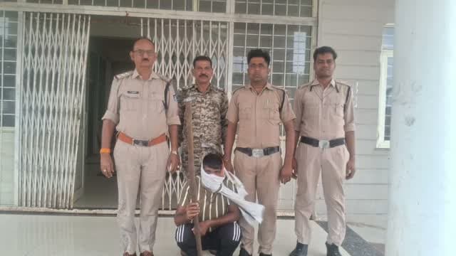 पहाड़गढ़ पुलिस ने हत्या के प्रयास के आरोपी को भेजा जेल
पहाड़गढ़ पुलिस ने हत्या के प्रयास के गंभीर मामले में वांछित आरोपी अनार सिंह गुर्जर को घटना के 6 दिन के भीतर गिरफ्तार किया। पुलिस ने आरोपी के कब्जे से घटना में प्रयुक्त फरसा भी जब्त किया। आरोपी को न्यायालय में पेश कर जेल भेज दिया गया। मामले में दो आरोपी पहले ही गिरफ्तार हो चुके हैं।
