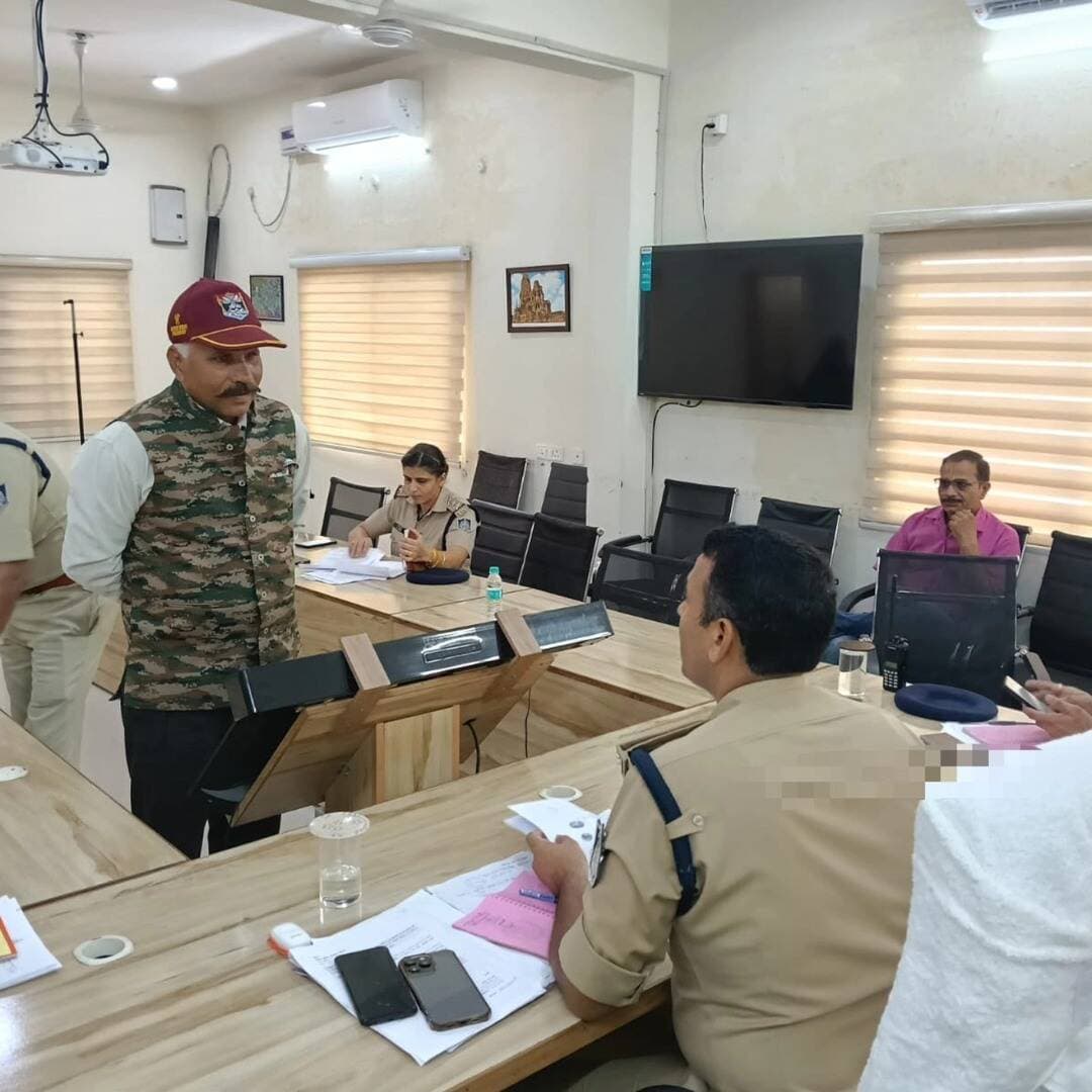 मुरैना एसपी की जनसुनवाई में 65 से अधिक फरियादियों की सुनी समस्याएं
मुरैना एसपी धर्मराज मीना ने मंगलवार को जनसुनवाई में 65 से अधिक फरियादियों की समस्याएं सुनीं। जमीनी विवाद, पारिवारिक विवाद, साइबर फ्रॉड और महिला संबंधी शिकायतों पर संबंधित अधिकारियों को त्वरित और निष्पक्ष कार्रवाई के निर्देश दिए गए। एसपी ने दिव्यांग महिला की समस्या भी मौके पर सुनी और तत्काल कार्रवाई के निर्देश दिए।