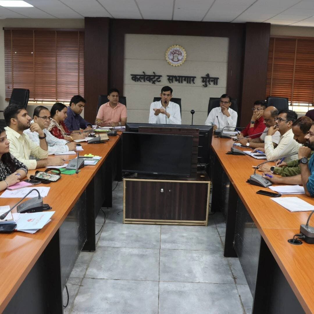 मुरैना में 17 सितंबर से शुरू होगा सेवा-संकल्प अभियान
प्रधानमंत्री नरेंद्र मोदी के जन्मदिवस पर 17 सितंबर से 17 अक्टूबर तक मुरैना में सेवा-संकल्प अभियान चलेगा। कलेक्टर लोकेश कुमार जांगिड़ ने अधिकारियों को तैयारियां पूरी करने के निर्देश दिए हैं। अभियान की शुरुआत ‘आशीर्वाद का दीया’ कार्यक्रम से होगी। इस दौरान सामूहिक दीप प्रज्ज्वलन, रक्तदान शिविर, सेवा शिविर और विभिन्न जनकल्याणकारी गतिविधियां आयोजित की जाएंगी। वहीं, 17 सितंबर से पंचायत भवनों पर स्वामित्व दस्तावेजों के निःशुल्क पंजीयन की प्रक्रिया भी शुरू होगी।