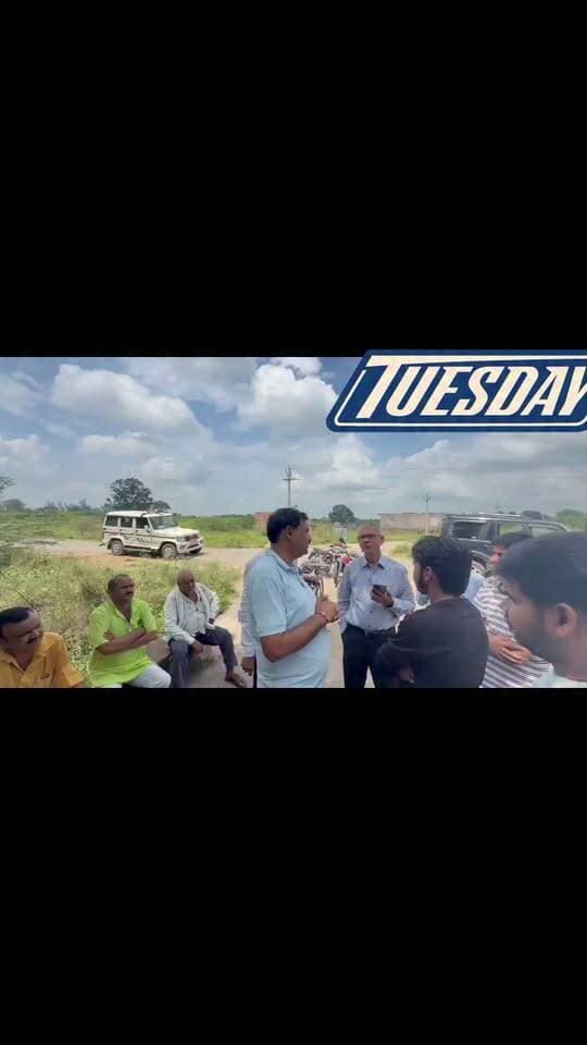 *प्रशासन से तीखी नोकझोंक और 24 घंटे के गतिरोध के बाद लहार कॉलेज में विराजे गणपति बप्पा*
🟰🟰🟰🟰🟰🟰🟰🟰🟰🟰
लहार..स्थानीय शासकीय महाविद्यालय परिसर में भारी हंगामे और प्रशासनिक खींचतान के बाद आखिरकार छात्रों ने भगवान श्री गणेश की प्रतिमा स्थापित कर दी है।
बीते दिन कॉलेज परिसर में गणेश प्रतिमा स्थापित करने को लेकर छात्रों और स्थानीय प्रशासन के बीच जमकर टकराव हुआ था। प्रशासन द्वारा अनुमति न दिए जाने पर कॉलेज के मुख्य द्वार पर ताला जड़ दिया गया था, जिससे नाराज छात्र-छात्राओं ने गेट के बाहर ही धरना शुरू कर दिया था,छात्रों और प्रशासनिक अफसरों में हुई थी तीखी बहस
गतिरोध के दौरान मौके पर स्थिति तनावपूर्ण हो गई थी। छात्र-छात्राओं के समर्थन में भाजपा मंडल अध्यक्ष भी मैदान में उतरे। इस दौरान तहसीलदार,भारी पुलिस बल और छात्र नेताओं के बीच कॉलेज गेट खोलने को लेकर घंटों तक तीखी नोकझोंक चली। छात्रों का आरोप था कि शिक्षण संस्थान में धार्मिक और सांस्कृतिक परंपराओं पर रोक लगाना अनुचित है, जबकि प्रशासन नियमों और अनुमति का हवाला देकर गेट खोलने से इनकार करता रहा,आज सुबह महाविद्यालय के गेट खोले गए,इसके बाद कॉलेज परिसर में विधि-विधान और वैदिक मंत्रोच्चार के साथ गजानन की प्रतिमा स्थापित की गई। छात्रों ने पूजा-अर्चना कर 'गणपति बप्पा मोरया' के जयकारे लगाए और मिष्ठान वितरित किया।