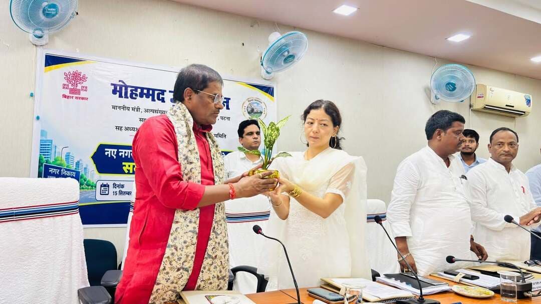 ⭕आज दिनांक 15 सितम्बर, 2026 को माननीय मंत्री, अल्पसंख्यक कल्याण विभाग, बिहार-सह-प्रभारी मंत्री, जहानाबाद-सह-अध्यक्ष जिला स्तरीय कार्यक्रम कार्यान्वयन समिति, जहानाबाद मोहम्मद जमा खान की अध्यक्षता में तीन नये नगर निकायों के गठन यथा- रतनी फरीदपुर प्रखंड अंतर्गत शकुराबाद, मखदुमपुर प्रखंड अंतर्गत टेहटा एवं वाणावर के प्रस्ताव पर विमर्श करने के लिए बैठक आयोजित की गई।
🔴 बैठक में जिला पदाधिकारी एवं उप विकास आयुक्त जहानाबाद द्वारा पुष्प गुच्छ देकर माननीय सांसद महोदय एवं अन्य जनप्रतिनिधियों का स्वागत किया गया|
📢 माननीय प्रभारी मंत्री, माननीय मंत्री महोदय कला एवं संस्कृति विभाग, माननीय सांसद महोदय एवं माननीय उपाध्यक्ष महोदयों, जिला कार्यक्रम कार्यान्वयन समिति द्वारा नगर निकायों के गठन के प्रस्ताव का स्वागत किया गया। जिला पदाधिकारी के अध्यक्षता में गठित जिला स्तरीय समिति द्वारा उक्त प्रस्ताव को पूर्व से पारित कर आज के बैठक में प्रस्तुत किया गया है।
📢 माननीय सदस्य, बिहार विधान सभा श्री राहुल कुमार एवं माननीय विधायक, बिहार विधानसभा श्री सूबेदार दास द्वारा प्रस्तुत किये गये नगर पंचायत के प्रस्ताव में सीमा परिवर्तन तथा उक्त प्रक्रिया में जनप्रतिनिधियों एवं माननीय सदस्यों की सहभागिता सुनिश्चित करने हेतु प्रस्ताव रखा गया।
⭕ इस संबंध में जिला पदाधिकारी द्वारा विभागीय दिशा-निर्देशों एवं बिहार नगर पालिका अधिनियम 2007 की सुसंगत धाराओं के आधार पर आवश्यक कार्रवाई करने के संबंध में अवगत कराया गया तथा सारे प्रस्ताव को तैयार कर नगर विकास एवं आवास विभाग को प्रेषित करने के संबंध में बताया गया। जिला विकास पदाधिकारी द्वारा बताया गया कि एक्ट 2007 की धारा 03, 04, 05 एवं 06 के आलोक में भेजे गए प्रस्ताव को राज्य सरकार द्वारा अधिकारिक राजपत्र में प्रकाशित कर आपत्ति प्राप्त की जाएगी तथा प्राप्त आपत्ति पर विमर्श करने के उपरांत राज्य सरकार अधिसूचना द्वारा नगर पंचायत क्षेत्र के रूप में गठित कर सकती हैं।
#जिला_प्रशासन_जहानाबाद
#IPRDBihar
#विकसितभारत #विकसित_भारत
#जनभागीदारी_शिक्षासेप्रगति