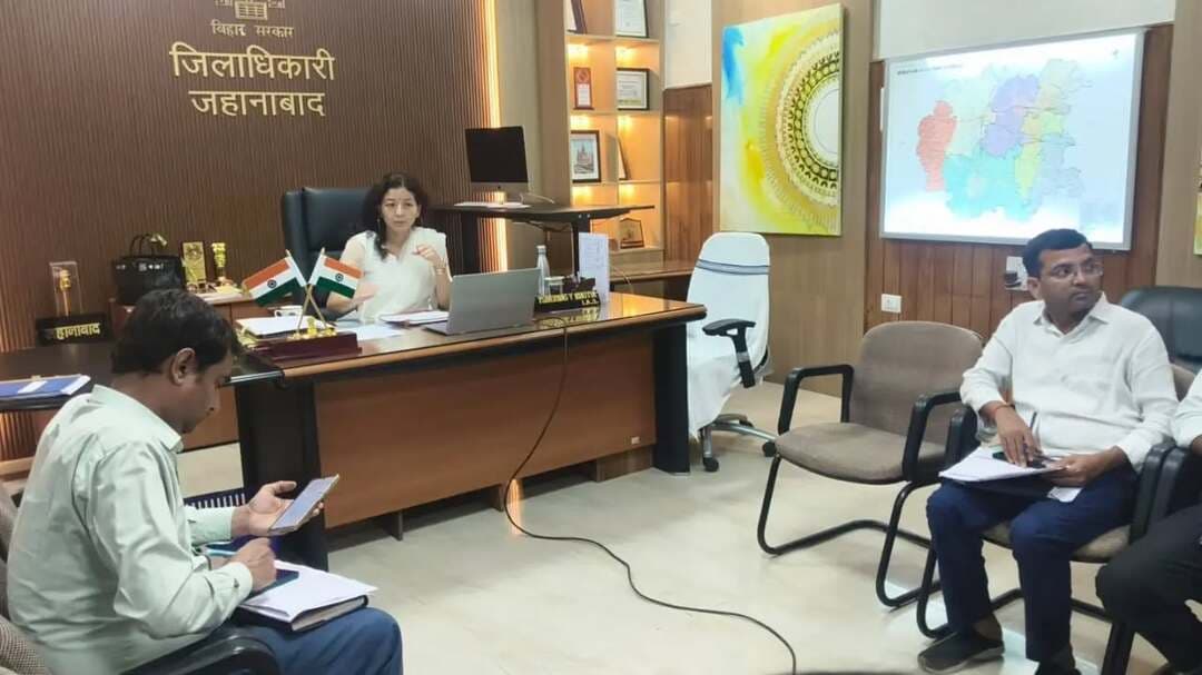 💡*जिला पदाधिकारी ने पीएम सूर्य घर योजना की प्रगति की समीक्षा की — बैंकर्स, सोलर वेंडर्स एवं विद्युत अभियंताओं को लंबित ऋण एवं इंस्टॉलेशन में तेजी लाने के निर्देश*
☄️ आज दिनांक 15 सितम्बर, 2026 को जिला पदाधिकारी, जहानाबाद श्रीमती छिरिङ वाई भूटिया की अध्यक्षता में पीएम सूर्य घर: मुफ्त बिजली योजना की प्रगति को लेकर बैंक प्रतिनिधियों, सोलर वेंडर्स तथा विद्युत विभाग के अभियंताओं के साथ समीक्षा बैठक आयोजित की गई। बैठक में योजना के अंतर्गत प्राप्त आवेदनों, ऋण स्वीकृति, ऋण वितरण, वेंडर एग्रीमेंट तथा सोलर इंस्टॉलेशन की प्रगति की बिंदुवार समीक्षा की गई।
📢 समीक्षा के क्रम में पाया गया कि ऋण स्वीकृत होने के बावजूद 38 मामलों में ऋण वितरण लंबित है। इनमें बिहार ग्रामीण बैंक के 06, पंजाब नेशनल बैंक के 11, भारतीय स्टेट बैंक के 06 तथा यूनियन बैंक ऑफ इंडिया के 03 मामले शामिल हैं। जिला पदाधिकारी द्वारा सभी संबंधित बैंक प्रतिनिधियों को निर्देश दिया गया कि सोमवार तक लंबित ऋण का डिस्बर्समेंट सुनिश्चित किया जाए।
🔴इसी प्रकार, विभिन्न बैंकों में ऋण स्वीकृति हेतु कुल 138 आवेदन लंबित पाए गए। इनमें पंजाब नेशनल बैंक के 68, भारतीय स्टेट बैंक के 46, बैंक ऑफ इंडिया के 15, केनरा बैंक के 16, यूनियन बैंक ऑफ इंडिया के 10 आवेदन शामिल हैं। जिला पदाधिकारी ने सभी बैंकर्स को लंबित आवेदनों की शीघ्र जांच करते हुए ऋण स्वीकृति एवं तत्पश्चात त्वरित डिस्बर्समेंट सुनिश्चित करने का निर्देश दिया।
💡जिन उपभोक्ताओं के आवेदन पहले ही जेनरेट हो चुके हैं, उनसे एग्रीमेंट शीघ्र पूर्ण कर सोलर इंस्टॉलेशन की प्रगति बढ़ाने का निर्देश कनीय अभियंताओं एवं सहायक अभियंताओं को दिया गया।
📢 जिला पदाधिकारी ने सभी सोलर वेंडर्स को फील्ड स्तर पर पर्याप्त मानवबल एवं आवश्यक सामग्री की उपलब्धता सुनिश्चित करते हुए इंस्टॉलेशन कार्य में तेजी लाने का निर्देश दिया, ताकि पात्र लाभार्थियों को योजना का लाभ समयबद्ध रूप से उपलब्ध कराया जा सके।
#जिला_प्रशासन_जहानाबाद
#IPRDBihar
#पीएम_सूर्य_घर_योजना
