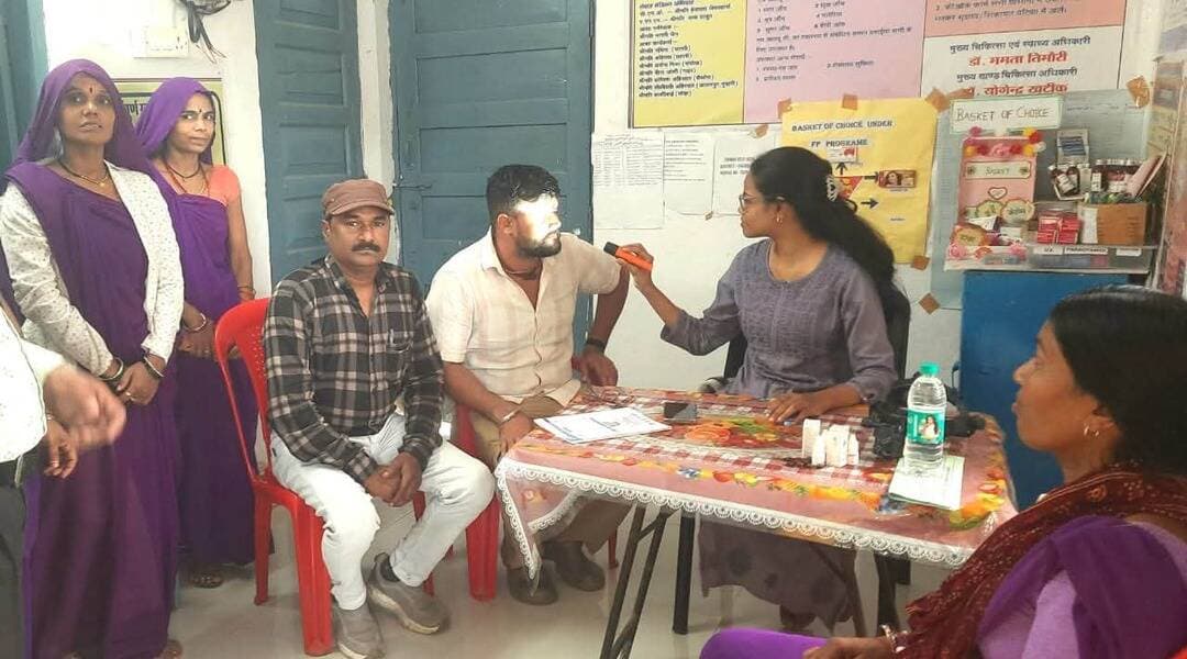 ➡️ विकासखंड बण्डा एवं शाहगढ में अमानक शराब को सेवन करने से बीमारी हुयें व् यक्तियों हेतु स्वास्थ्य परीक्षण शिविर का आयोजन
विकासखंड बण्डा एवं शाहगढ अंतर्गत अमानक शराब पीने के कारण बीमार हुये व्यक्तियों की जांच एवं उपचार हेतु जिला प्रशासन द्वारा चिहिन्त ग्रामों मे 7 दिवसीय स्वास्थ्य परीक्षण शिविर के उपक्रम में 15-09-2026 को बण्डा एवं शाहगढ के चिहिन्त ग्रामों में स्वास्थ्य परीक्षण शिविर आयोजित किये गयें। उक्त उपक्रम में विकासखंड बण्डा के ग्राम- पाटन, चौका, बमूरा, छापरी एवं विकासखंड शाहगढ के ग्राम नौराज, गूगरा खुई, डिलोना, खटोरा खुर्द, बुढना एवं घुरमार में स्वास्थ्य परीक्षण शिविर आयोजित किये गये। उक्त शिविर में मेडीकल आफीसर, नेत्र चिकित्कख्, नेत्र सहायक एवं सीएचओं की डियूटी लगाई गई।
स्वास्थ्य परीक्षण शिविर में विकासखंड बण्डा एवं शाहगढ के ग्रामों में कुल 213 लोगो का स्वास्थ्य परीक्षण किया गया जिसमें से नेत्र रोग से संबंधित 64 मरीज एवं अन्य रोगो से संबंधित 149 पायें गये।
उक्त स्वास्थ्य परीक्षण की मॉनिटरिंग हेतु मुख्य चिकित्सा एवं स्वास्थ्य अधिकारी जिला सागर द्वारा नियुक्त मॉनिटरिंग हेतु दल के द्वारा शिविरों में जाकर मॉनिटरिंग की गई।
उक्त् स्वास्थ्य शिविर आगामी 16,17,18,19 सितम्बर 2026 को विकासखंड बण्डा एवं शाहगढ के चिहिन्त ग्रामों में आयोजित किया जावेगे।
 #jansamparkMP #sagar