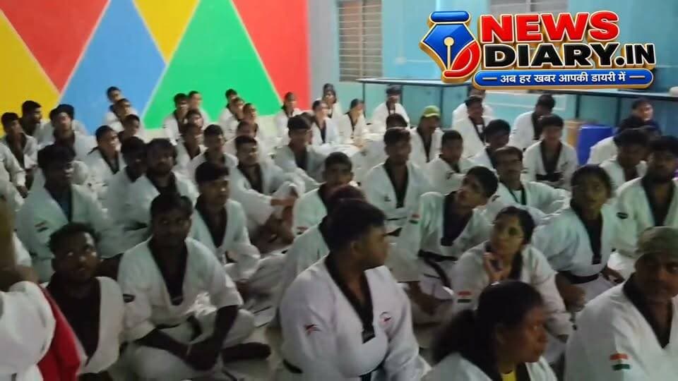 राष्ट्रीय रेफरी सेमिनार में कोडरमा के चार खिलाड़ियों ने हासिल की सफलता
कोडरमा। राष्ट्रीय रेफरी सेमिनार में कोडरमा के चार ताइक्वांडो खिलाड़ियों ने सफलतापूर्वक भाग लेकर जिले का नाम रोशन किया। सेमिनार में प्रवीण जोशी, राजेंद्र कुमार, प्रवीण कुमार एवं दिलीप कुमार ने सफल उम्मीदवार के रूप में अपनी पहचान बनाई।
ताइक्वांडो के क्षेत्र में रेफरी के रूप में तकनीकी ज्ञान एवं नियमों की समझ को मजबूत करने के उद्देश्य से आयोजित इस राष्ट्रीय रेफरी सेमिनार में प्रतिभागियों को प्रतियोगिता के नवीनतम नियमों, रेफरिंग तकनीक एवं मैच संचालन से संबंधित महत्वपूर्ण जानकारी दी गई।
चारों सफल उम्मीदवारों की उपलब्धि पर कोडरमा जिला ताइक्वांडो एसोसिएशन ने प्रसन्नता व्यक्त करते हुए उन्हें बधाई एवं शुभकामनाएं दीं। एसोसिएशन के अध्यक्ष मास्टर अशोक कुमार, उपाध्यक्ष संजय कुमार एवं सचिव आकाश चंद्र ने कहा कि जिले के खिलाड़ियों और अधिकारियों की यह सफलता कोडरमा में ताइक्वांडो के निरंतर विकास का परिणाम है।
उन्होंने कहा कि राष्ट्रीय स्तर पर रेफरी के रूप में सफलता हासिल करना जिले के लिए गर्व की बात है और इससे आने वाली पीढ़ी के खिलाड़ियों को भी प्रेरणा मिलेगी।